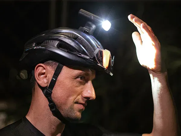 Magicshine Helmlampe Monteer 1400 befestigt auf Fahrradhelm mit Halterung und 1400 Lumen