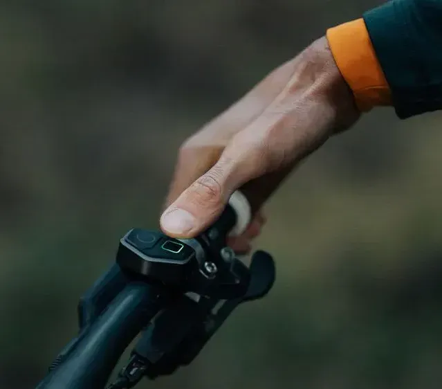 Magicshine Helmlampe RAY 2500B befestigt auf Fahrradhelm mit Halterung und 1400 Lumen