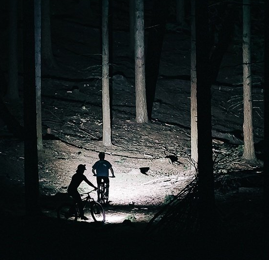 Magicshine starke LED Helmlampe RN 1200 im Wald von einem Fahrer als Bike Light getestet