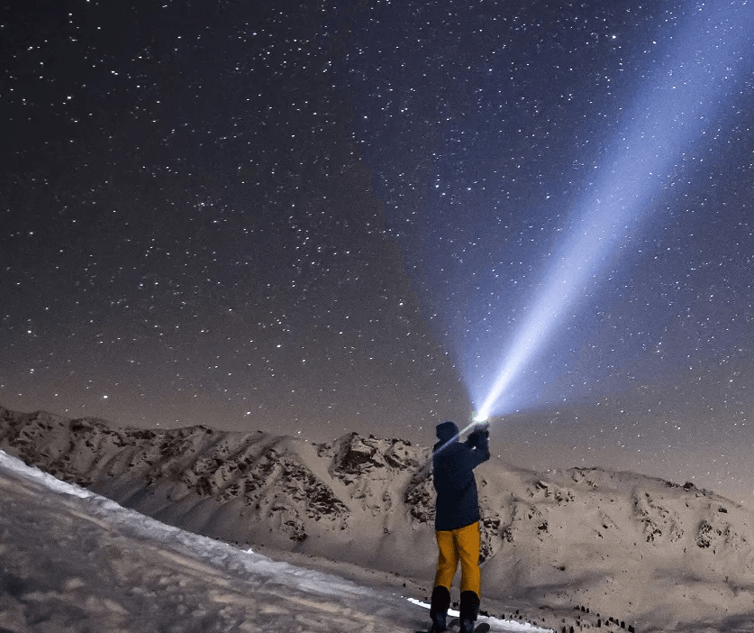 Magicshine MOH Stirnlampen beim Ski fahren mit high-power LED Lichtstrahl