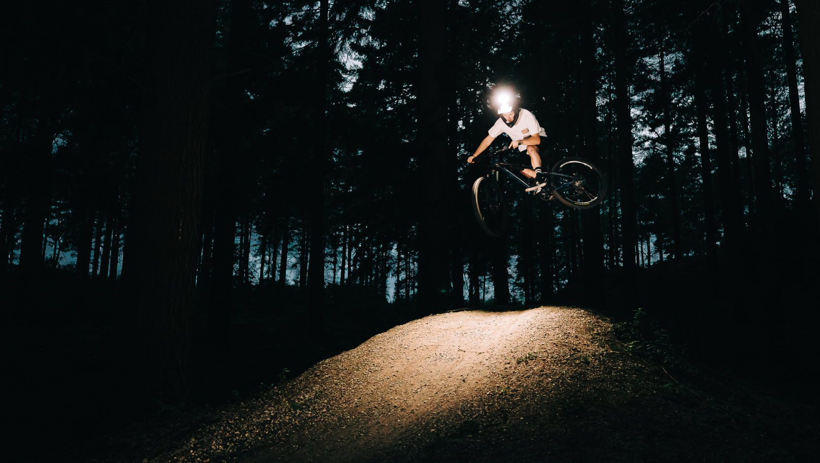 Magicshine extrem leistungsstarke LED Helmlampe Monteer 6500 mit 6500 Lumen & Spaziergänger durch den Wald