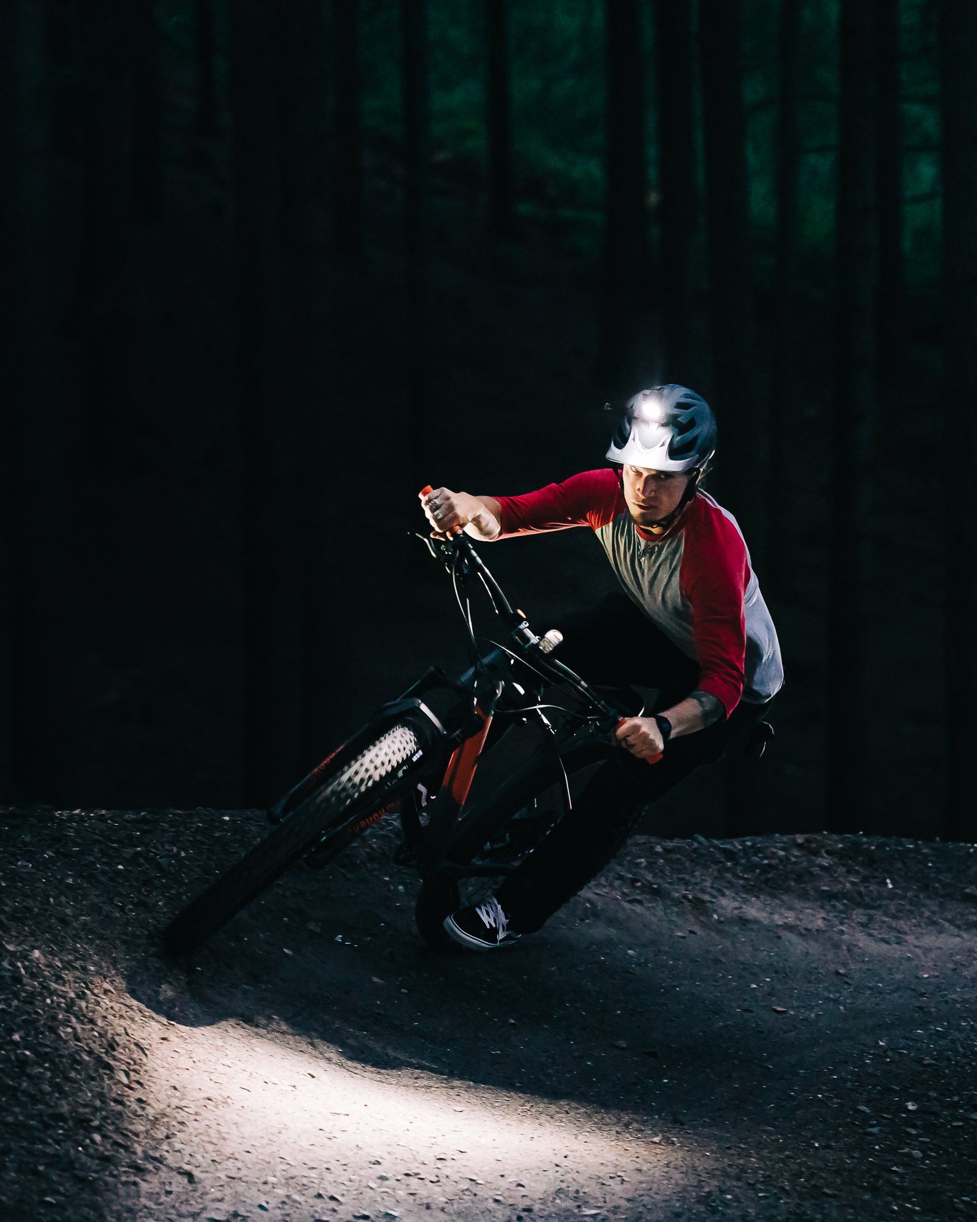 Magicshine extrem helle LED Helmlampe Monteer 6500 mit 6500 Lumen & Fahrradfahrer durch den Wald