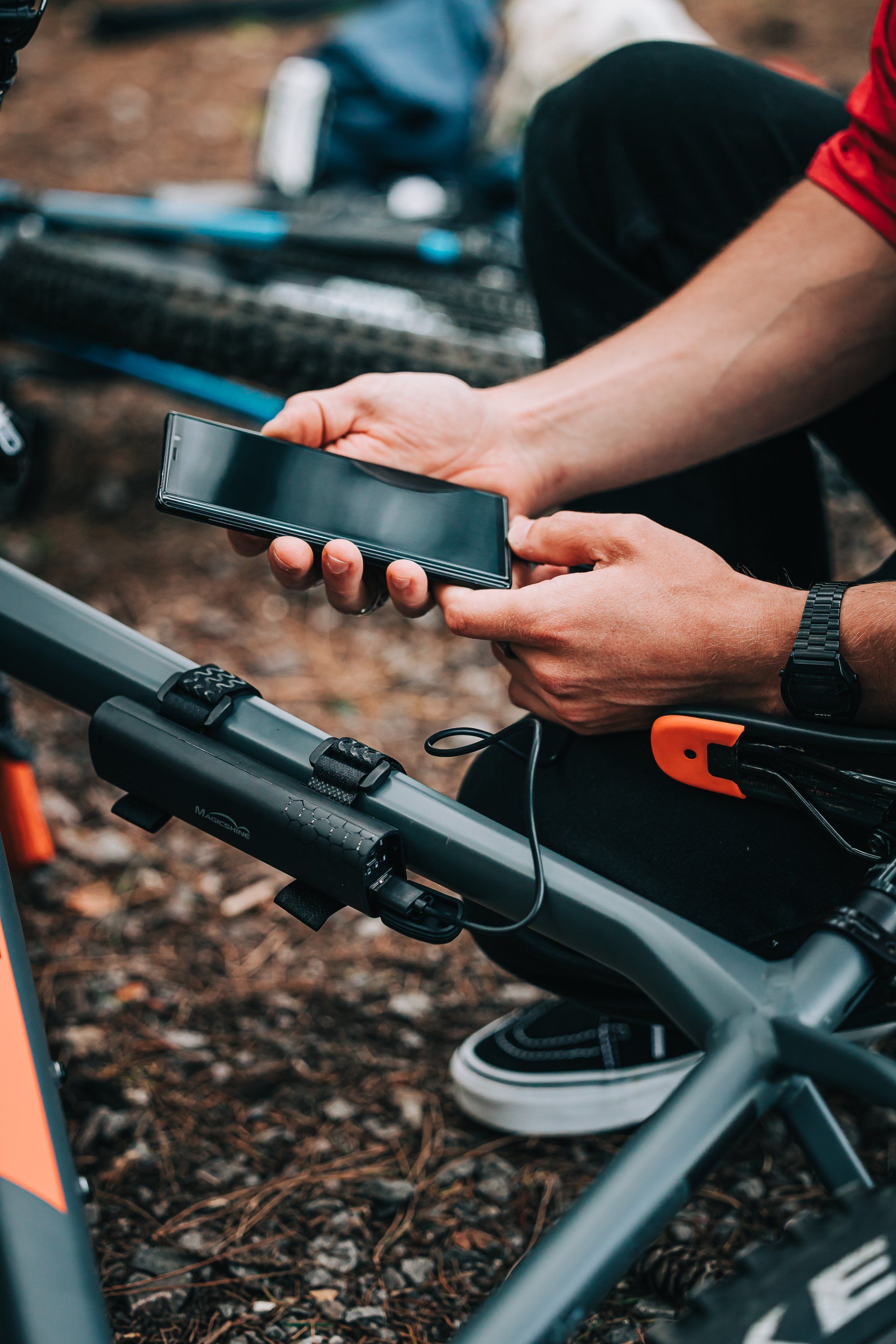 Magicshine extrem helle LED Helmlampe Monteer 6500 auf Helm montiert mit 6500 Lumen & zwei Biker durch den Wald