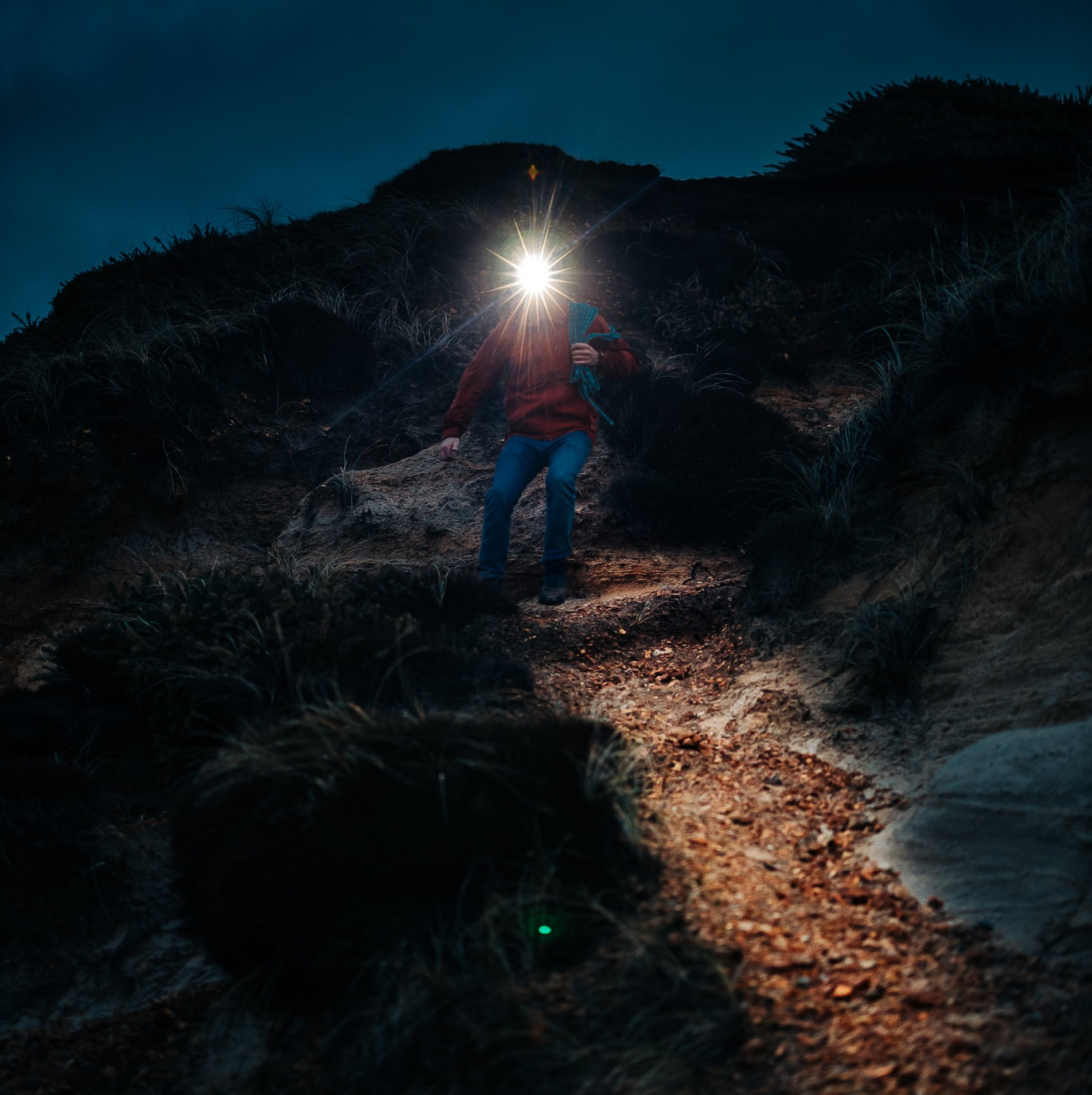 Wanderer mit Magicshine MOH 25 Stirnlampe auf Berg