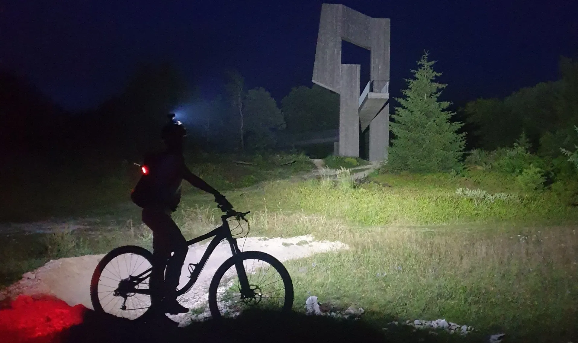 Monteer 5000 Helmlampe; www.Magicshine.de