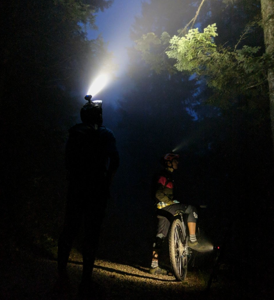Magicshine extrem helle LED Helmlampe Monteer 6500 auf Helm montiert mit 6500 Lumen & zwei Biker durch den Wald