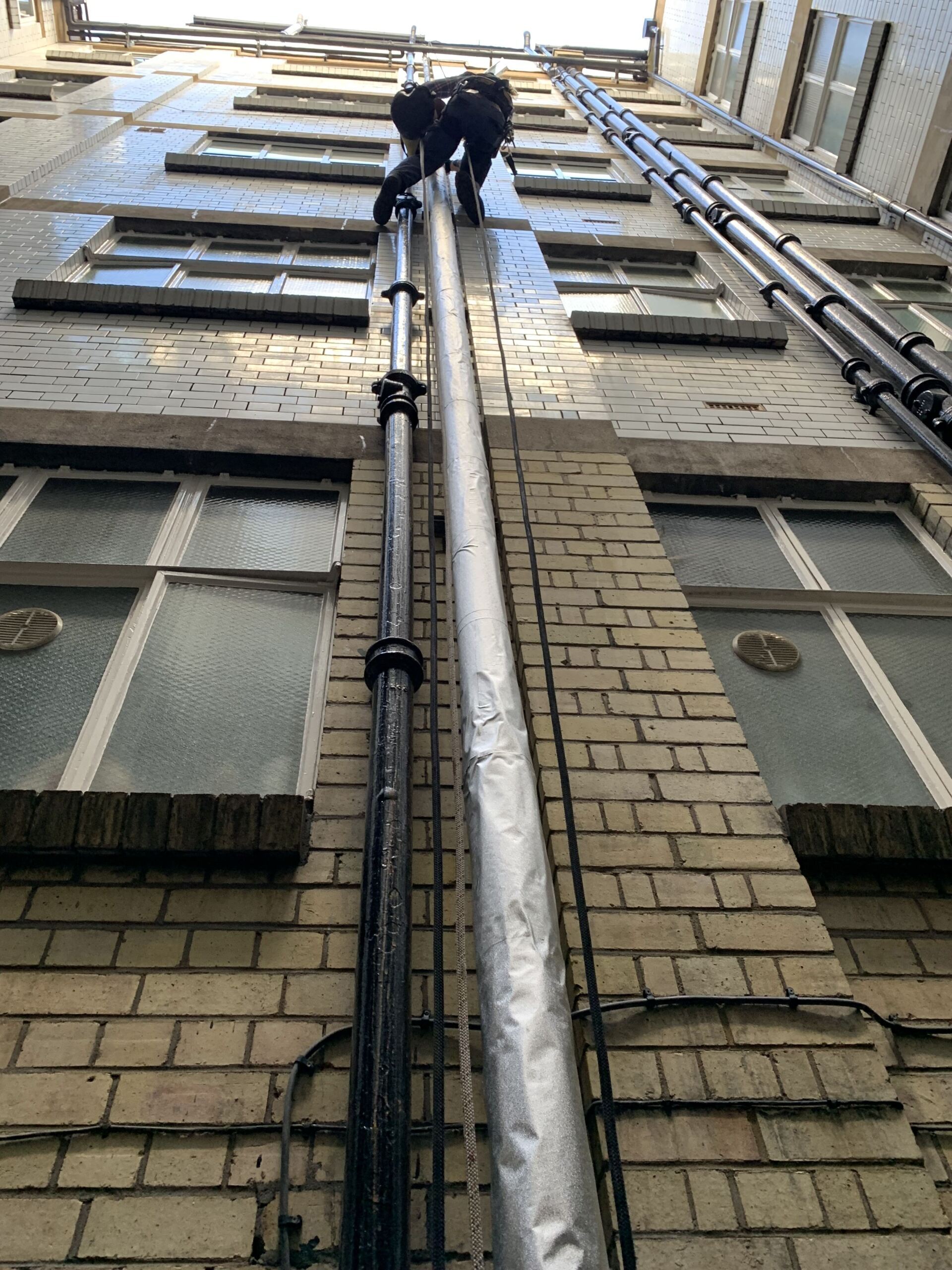 Abseiling pipe insulating to external water pipe Abseiling pipe insulating