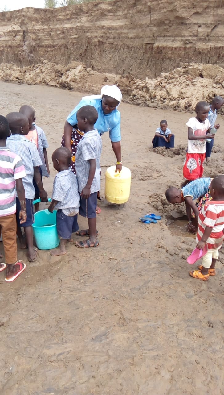 Wasserholen mit der Schwester Wasserholen mit der Schwester