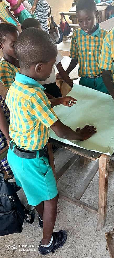 Aziko leitet eine Projektarbeit Aziko leitet eine Projektarbeit