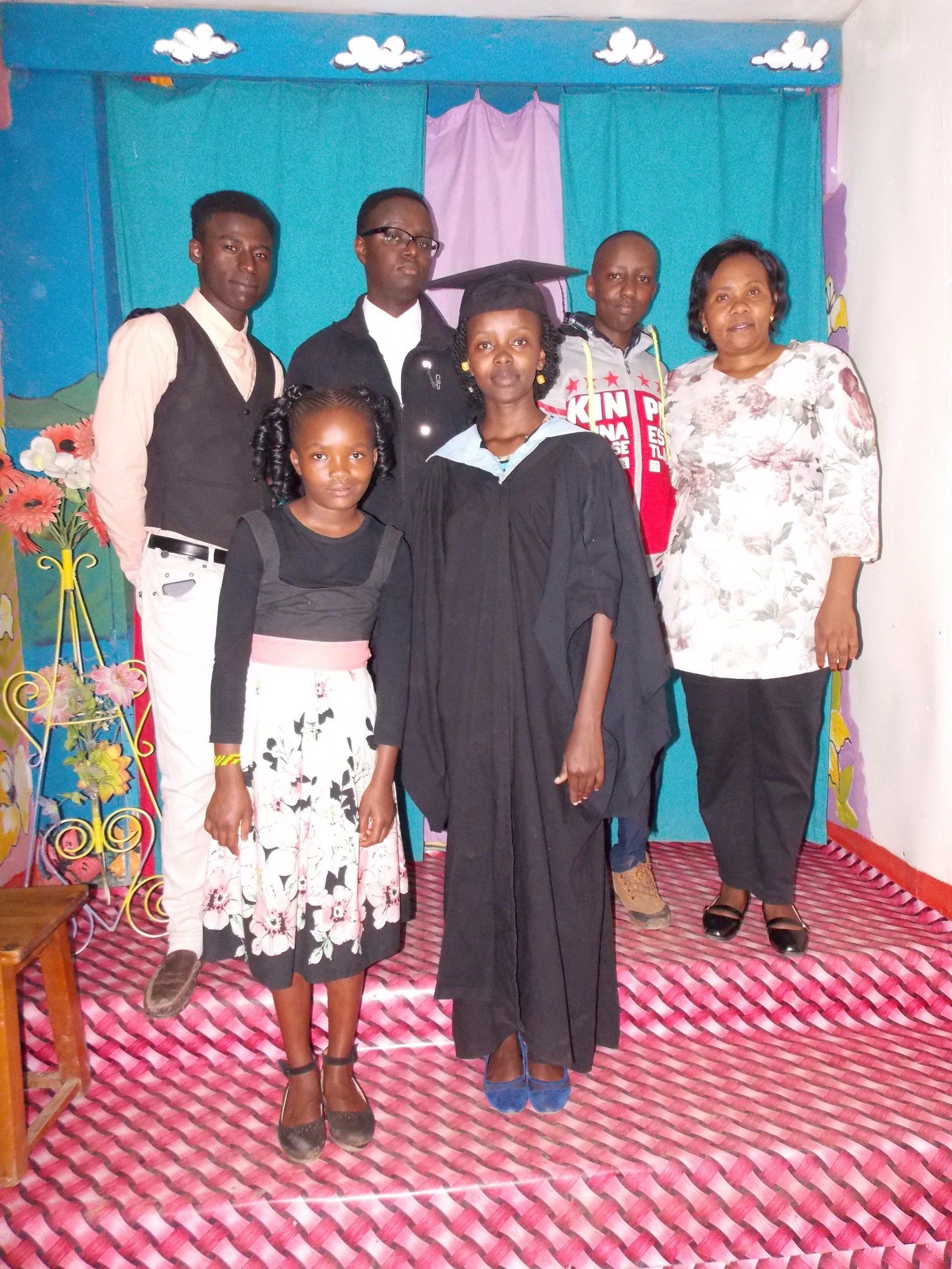 Githiomi Jecinta Waringa feiert mit ihrer Familie Githiomi Jecinta Waringa feiert mit ihrer Familie