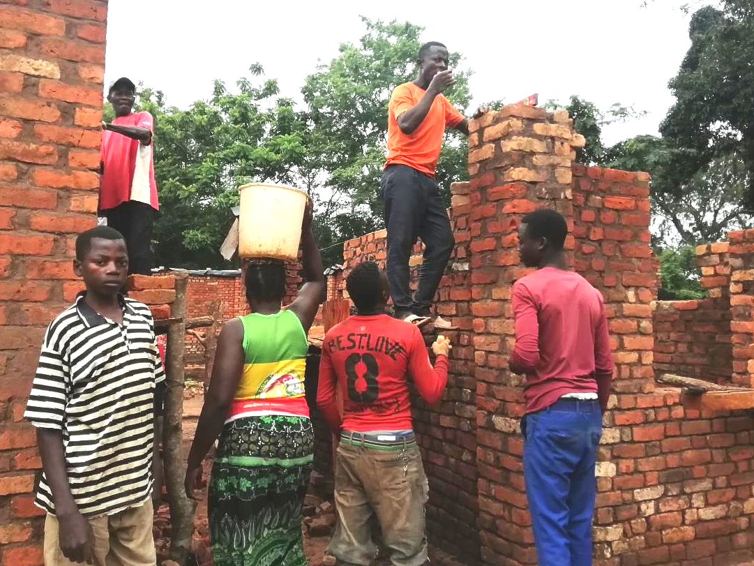 Beim Bau der neuen Krankenstation Beim Bau der neuen Krankenstation