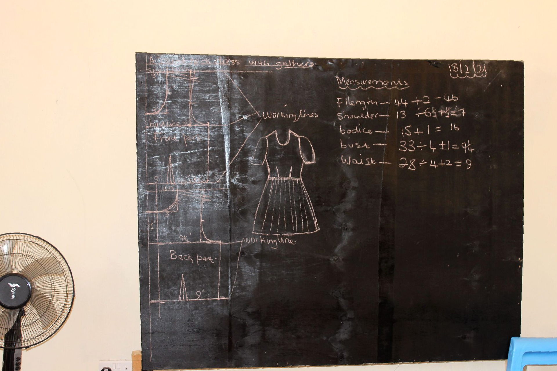 Nähkurs für junge Frauen - Vorgaben an der Tafel Nähkurs für junge Frauen - Vorgaben an der Tafel