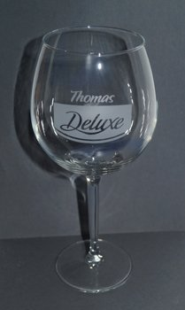 Weinglas mit Logogravur und Namen
