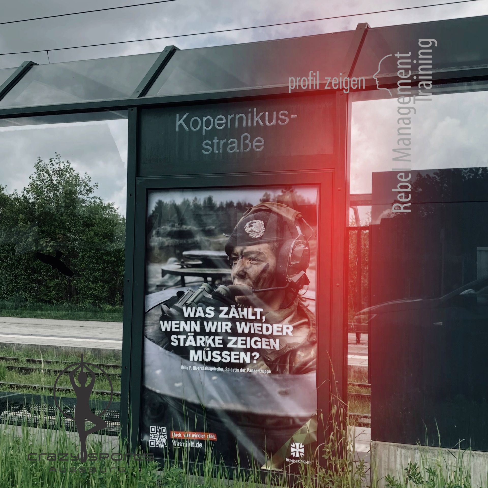 Kriegswerbung an einer Bushaltestelle