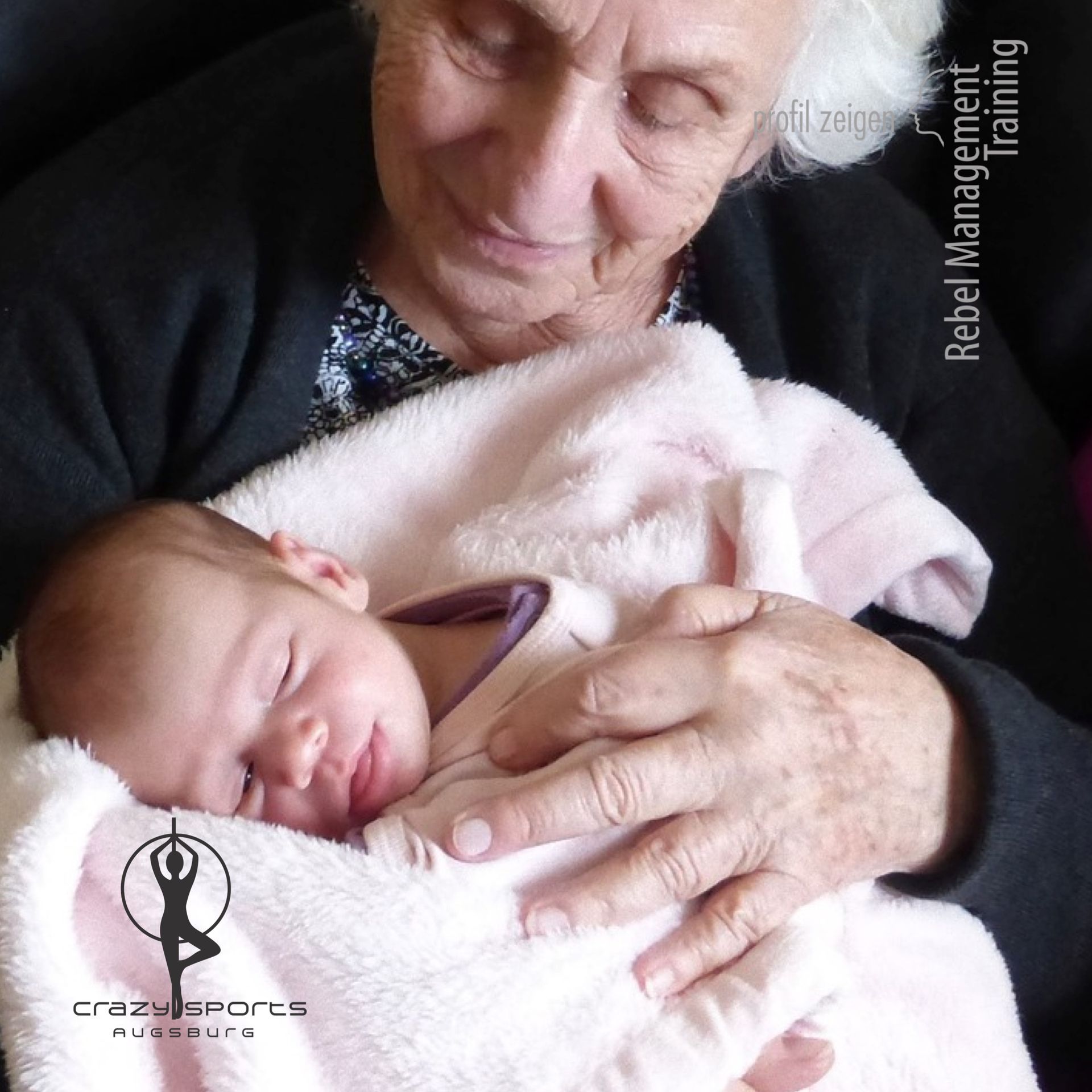 Oma hält Baby auf dem Arm
