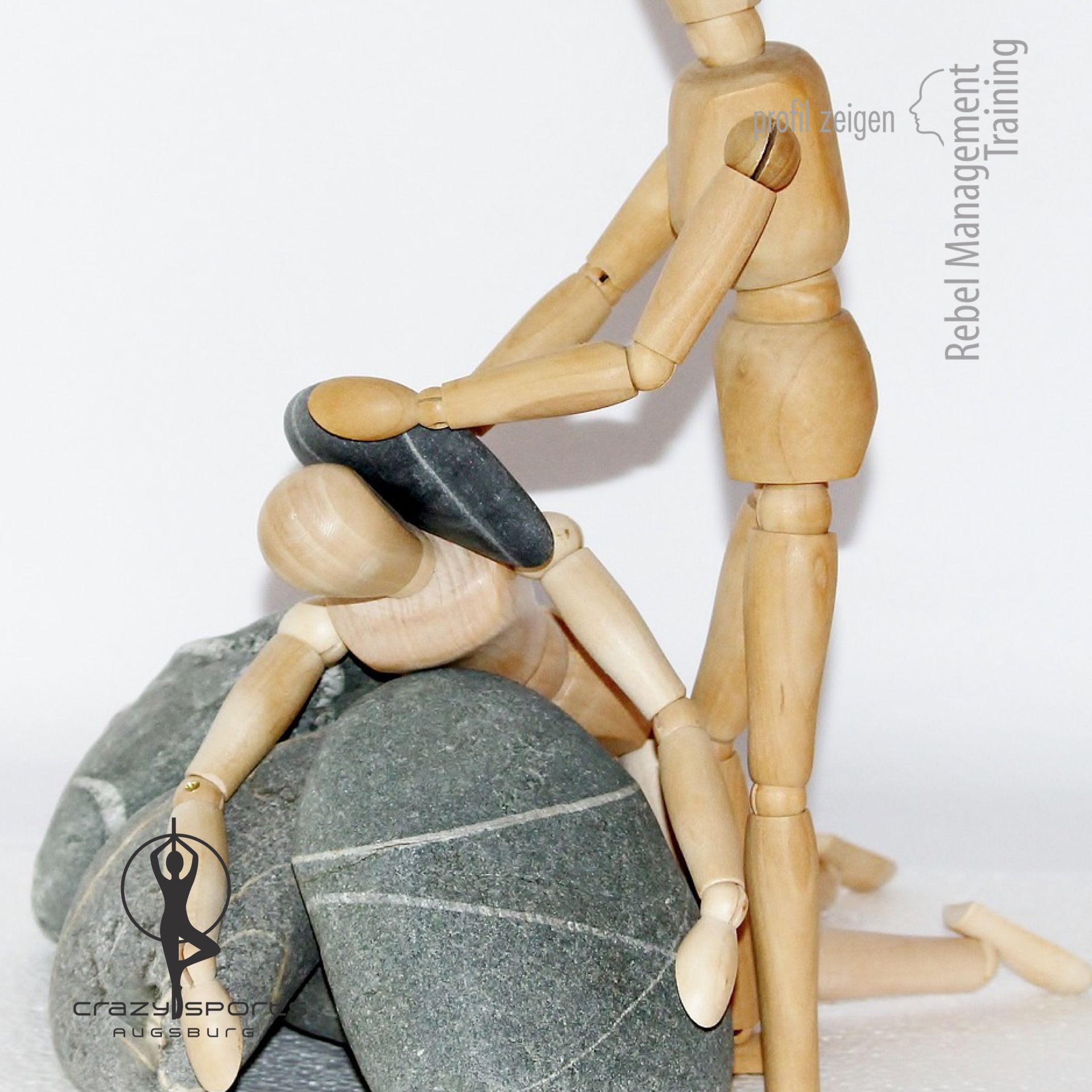 Eine Figur wird mit einem Stein niedergedrückt