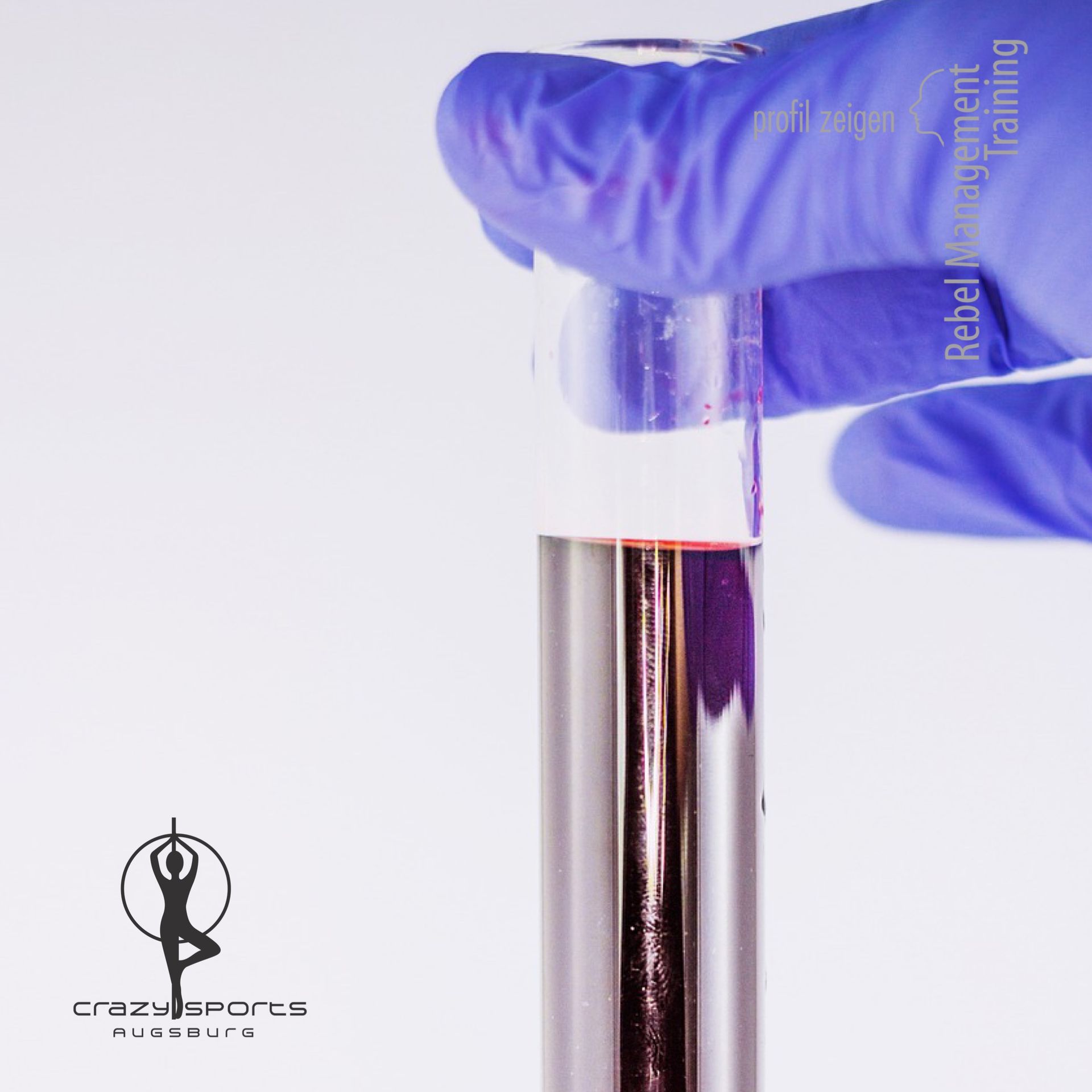 behandschuhte Hand hält Reagenzglas