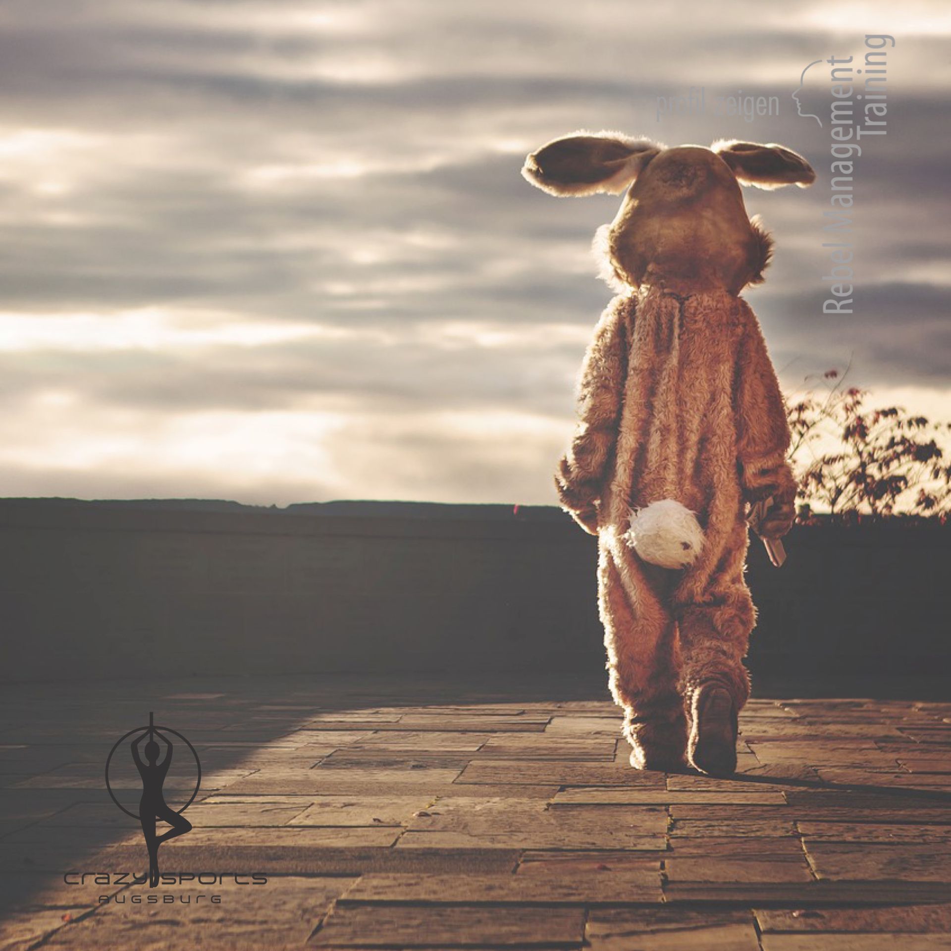 Mensch im Hasenkostüm