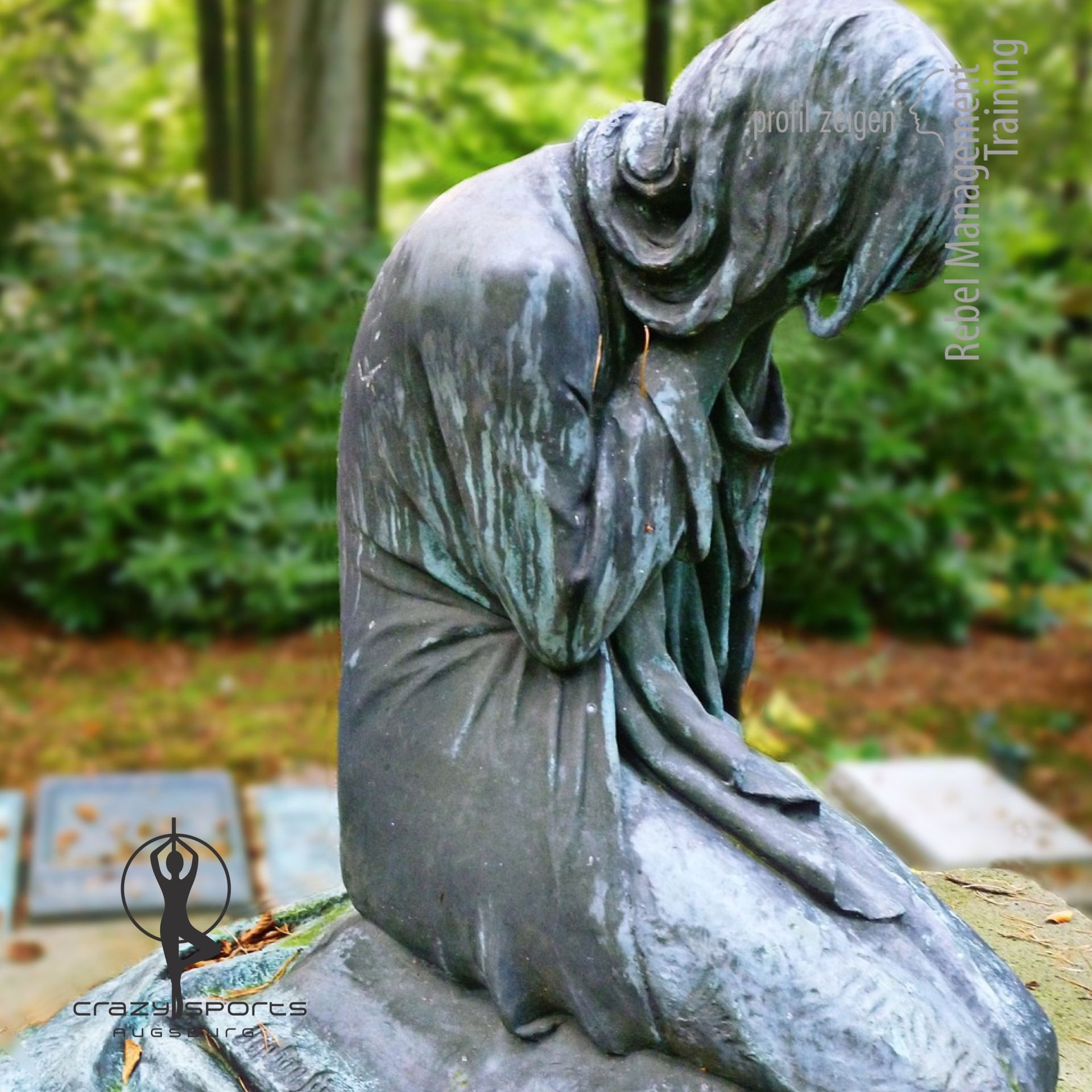 Statue, Gesicht in den Händen verborgen, verzweifelt
