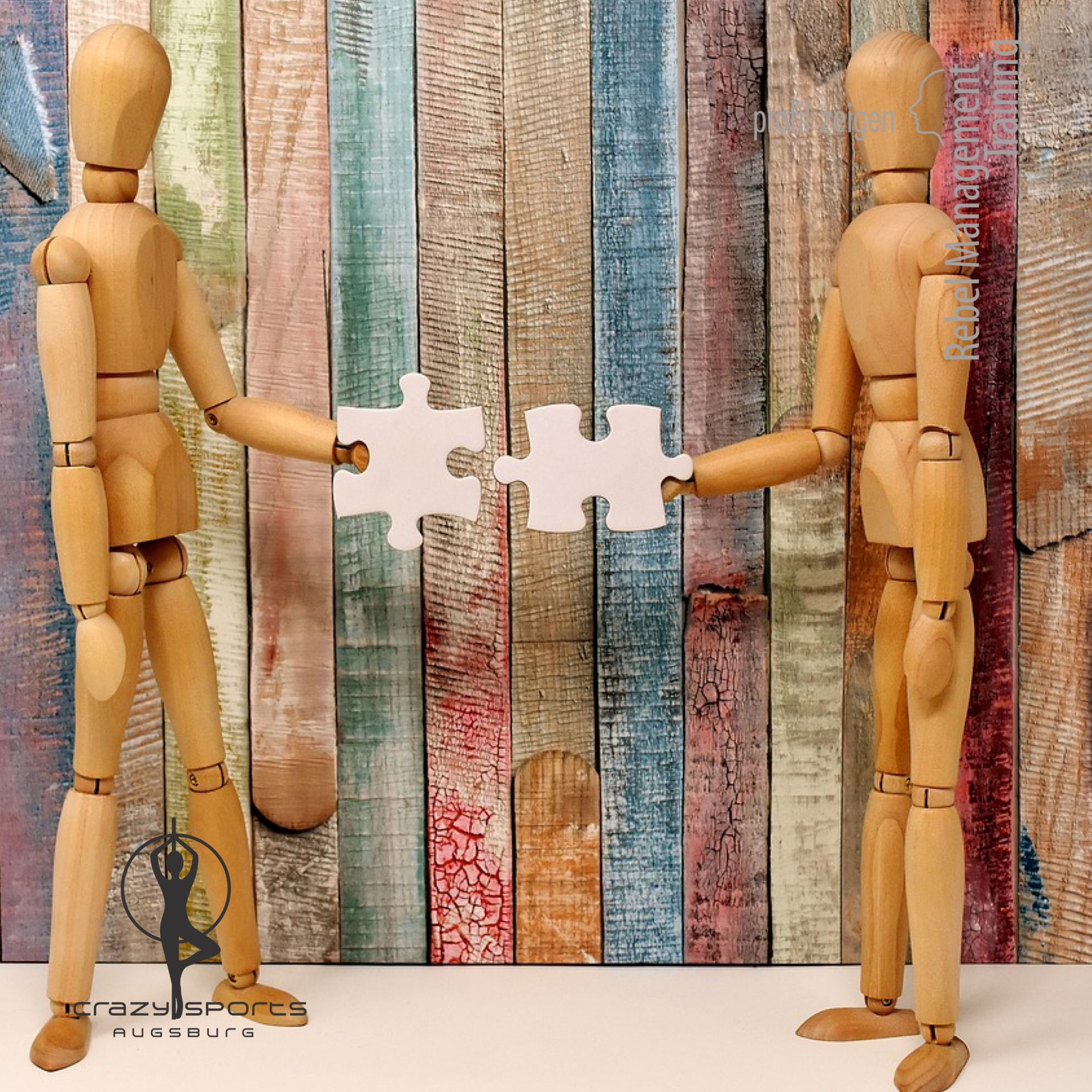 Zwei Figuren, die Puzzlestücke aneinanderhalten