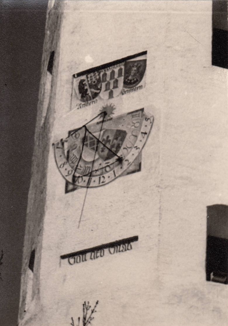 Ehemalige Wappen der Rothensteiner, Pappenheimer und Fugger mit Sonnenuhr am Schlossturm