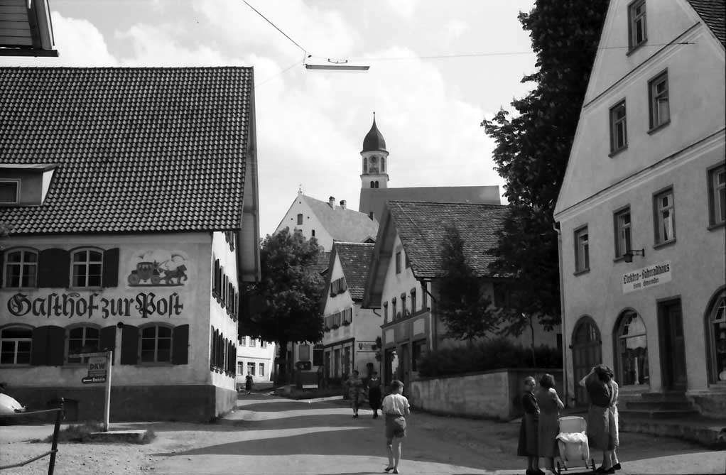 Marktstraße mit Gasthof zur Post und Kirche, 1956