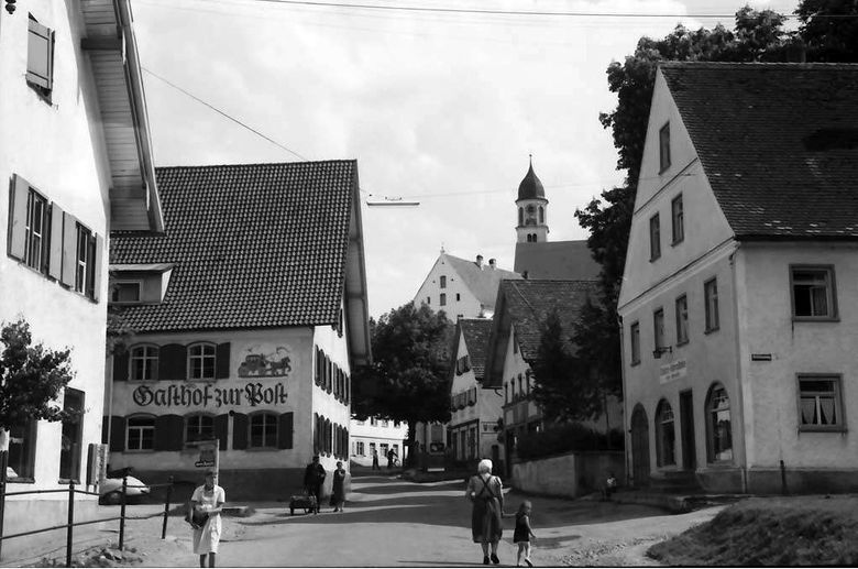 Marktstraße mit Gasthof zur Post und Kirche, 1956
