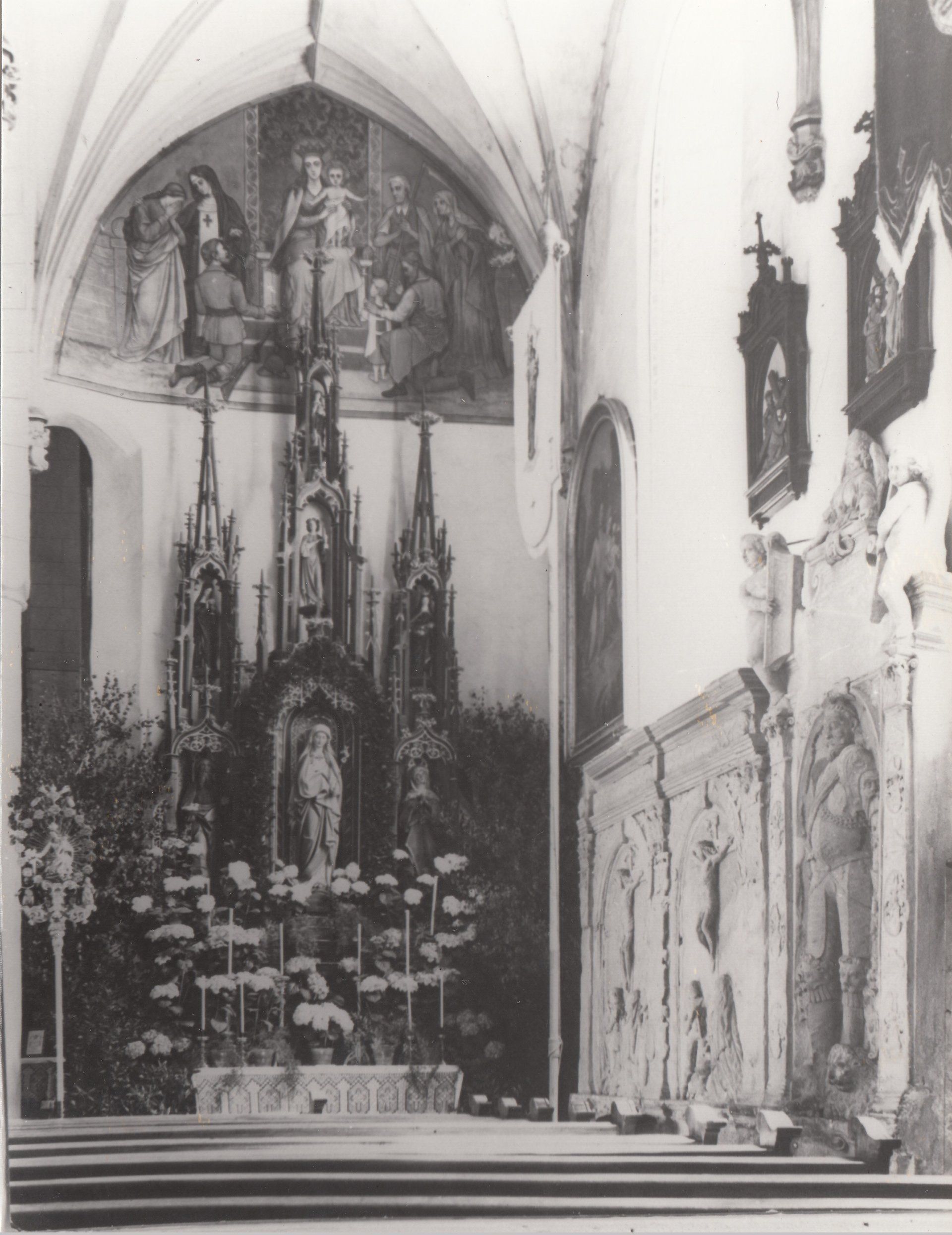 Stiftskirche vor der Renovierung in den 1960er Jahren mit Epitaphien der Pappenheimer