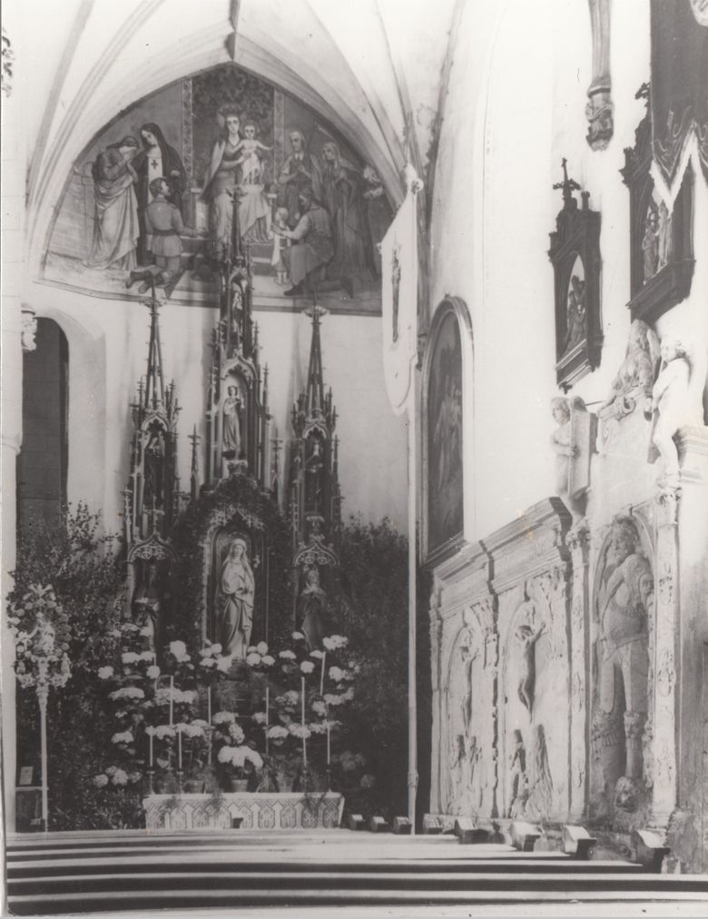 Innenansicht der Stiftskirche vor der Renovierung in den 1960er Jahren mit den Epitaphen der Pappenheimer