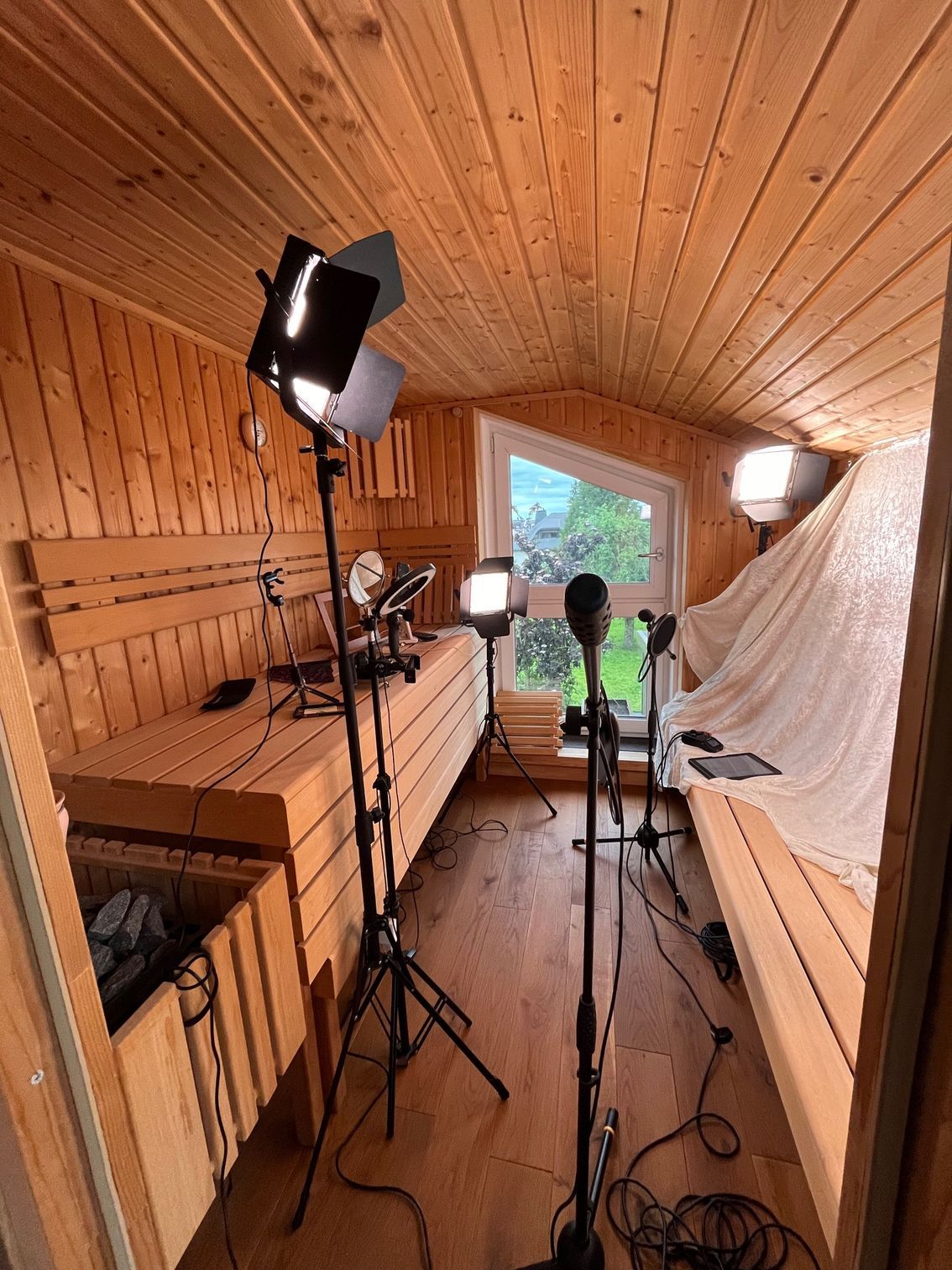 So sieht jetzt meine Sauna aus. Ich habe sie zu einem Tonstudio umfunktioniert.