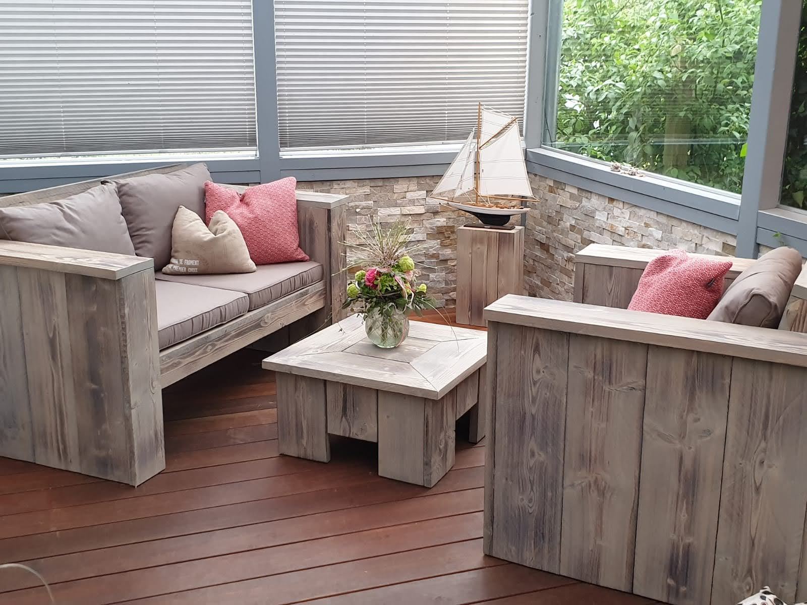 Lounge-Sitzgruppe für 4 Personen 1 Tisch (a x b x c) inkl. Auflage 2 Sessel (a x b x c) inkl. Auflage 1 Sofa (a x b x c) inkl. Auflage Preis für diese Kombination: € XXXX Natürlich können Sie ihre Kombination frei nach ihren Bedürfnissen konfigurieren.