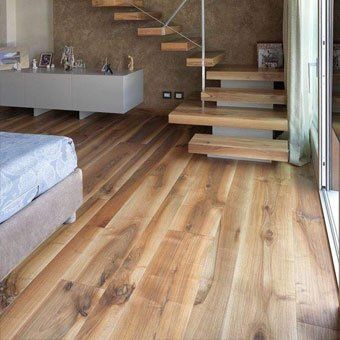 Exemple de pose de parquet flottant dans une salle de bains. Photo non contractuelle
