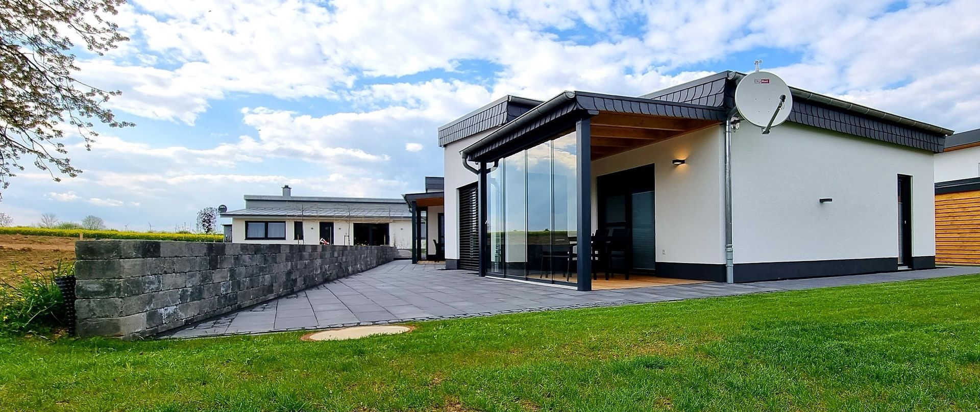 Traumferienwohnung mit Terrasse und Sonnenschutz, Terrasse auch für Rollstuhlfahrer an der Mosel