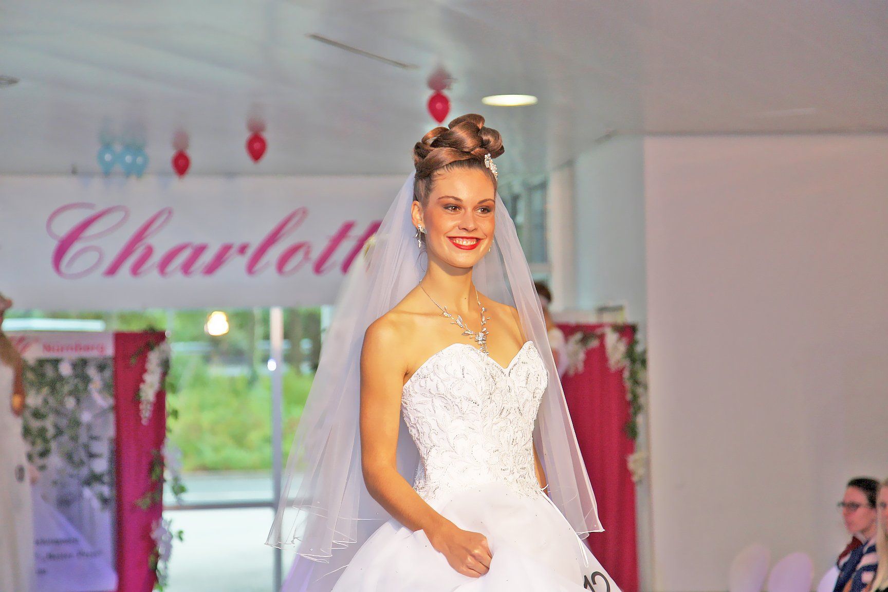 Full-Service Planung von Brautmodenschauen: Professionelle Laufstegmodels und Organisation durch Candy Stars Nürnberg bundesweit.