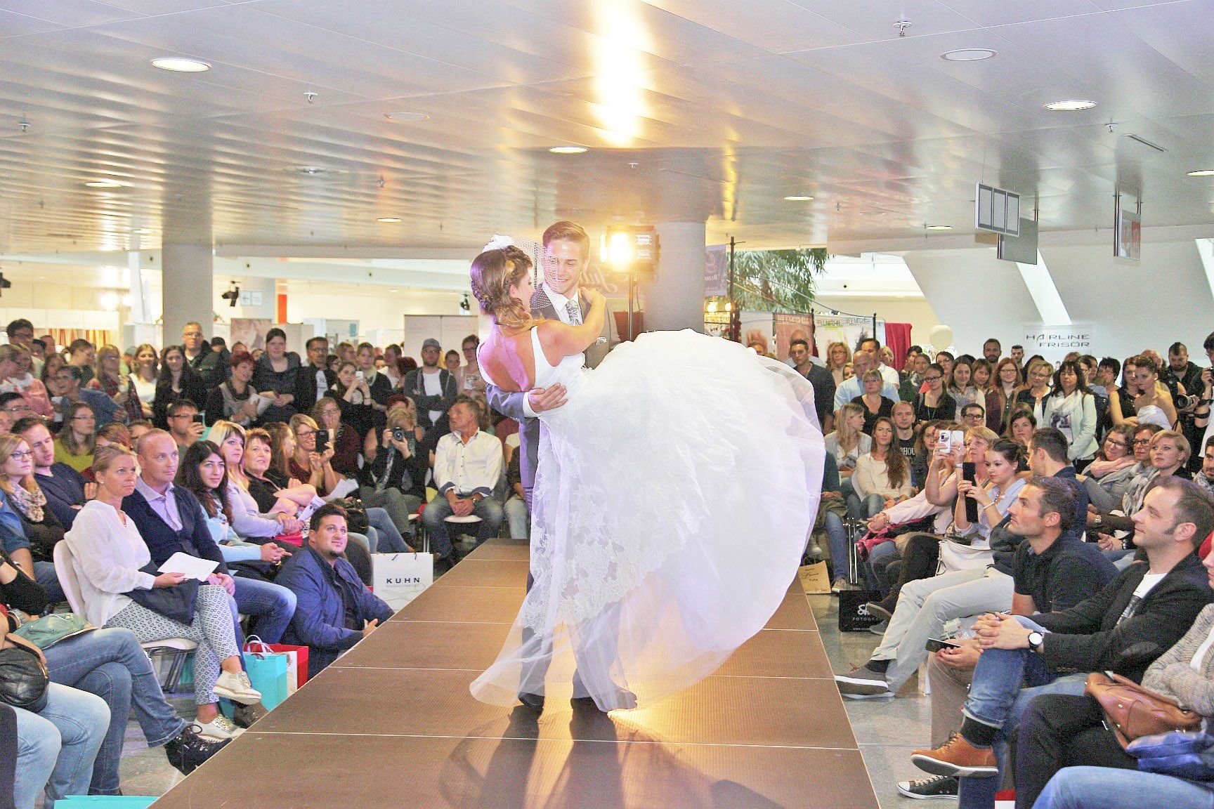 Professionelle Models bei einer Brautmodenschau auf dem Catwalk zur Präsentation exklusiver Brautmode und Hochzeitskleider