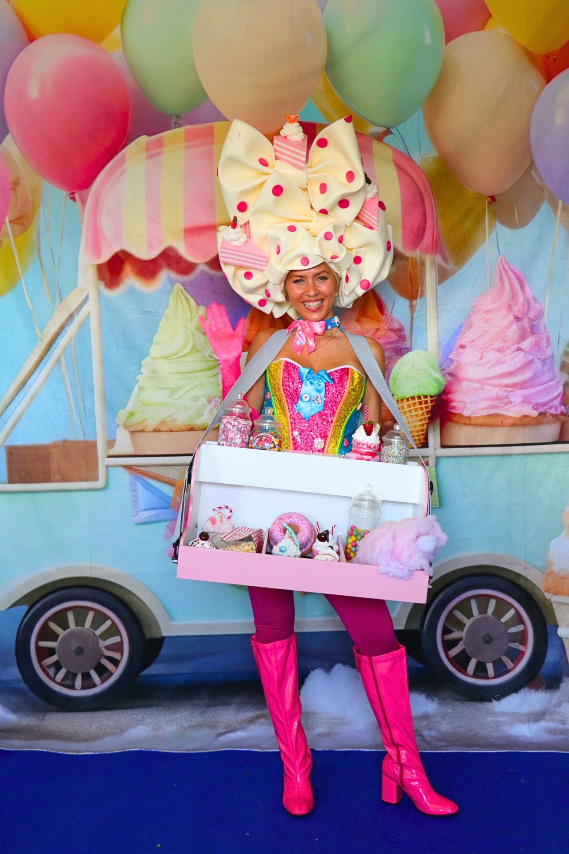 Candy Girl bei einer Sommer-Promotion mit Bauchladen für direkte Kundenansprache und Verteilaktionen