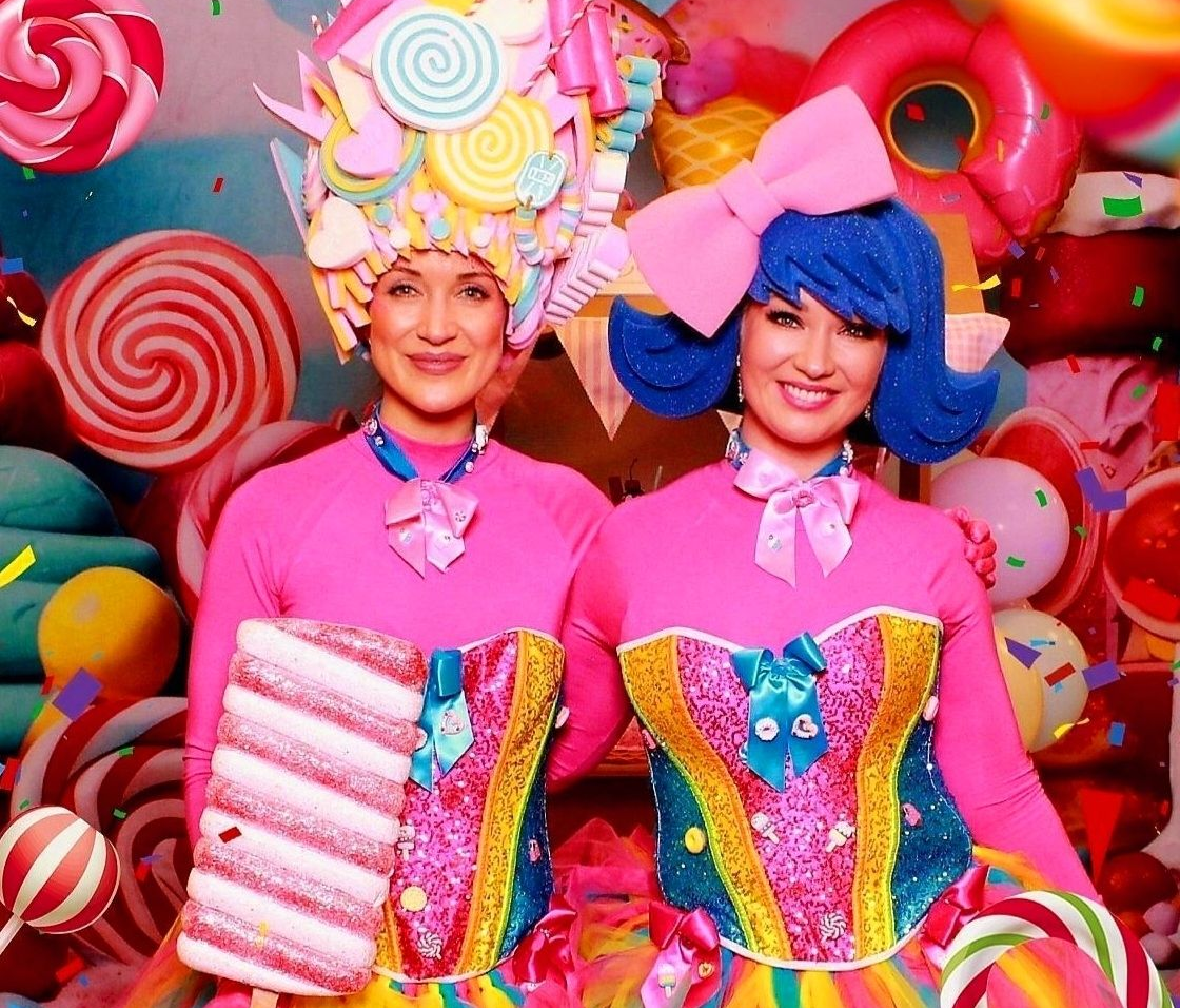 Stilvolle Candy Girls in bunten auffälligen Kostümen und Bauchladen als Premium Promotion Personal für Messen und Firmenevents in Frankfurt am Main