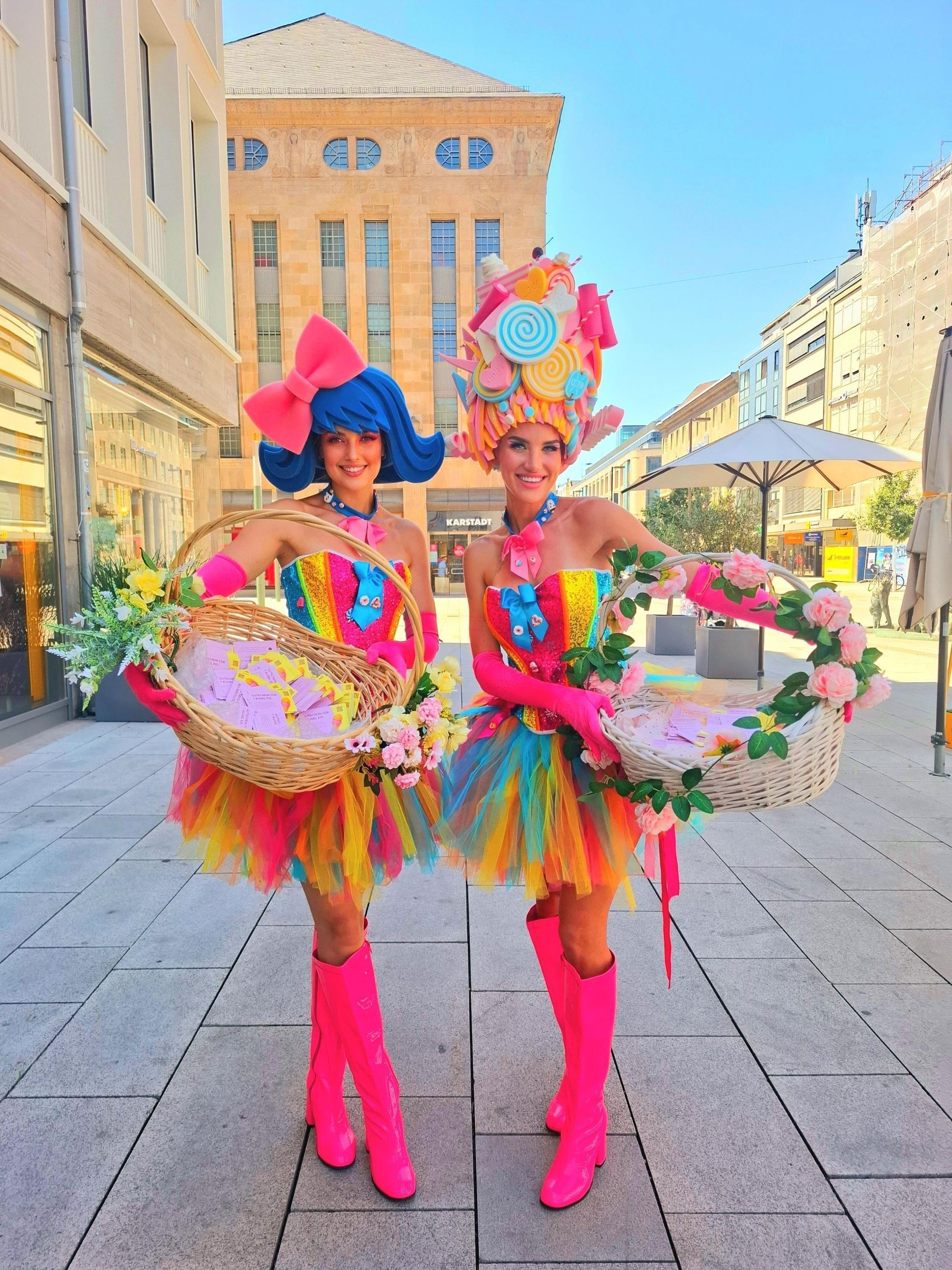 Professionelle Candy Girls Promotion-Aktion mit Eis-Gutscheinen als sommerlicher Frequenzbringer