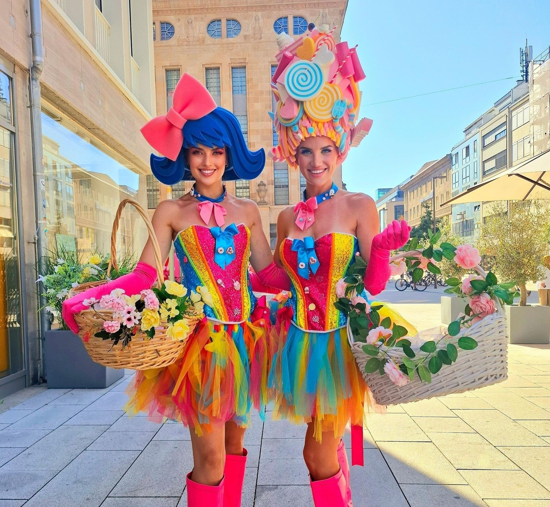 Auffälliger und stilvoller Sommer Walking Act Candy Girls für Firmenfeiern, Stadtmarketing und Shopping Center Events in Nürnberg und bundesweit