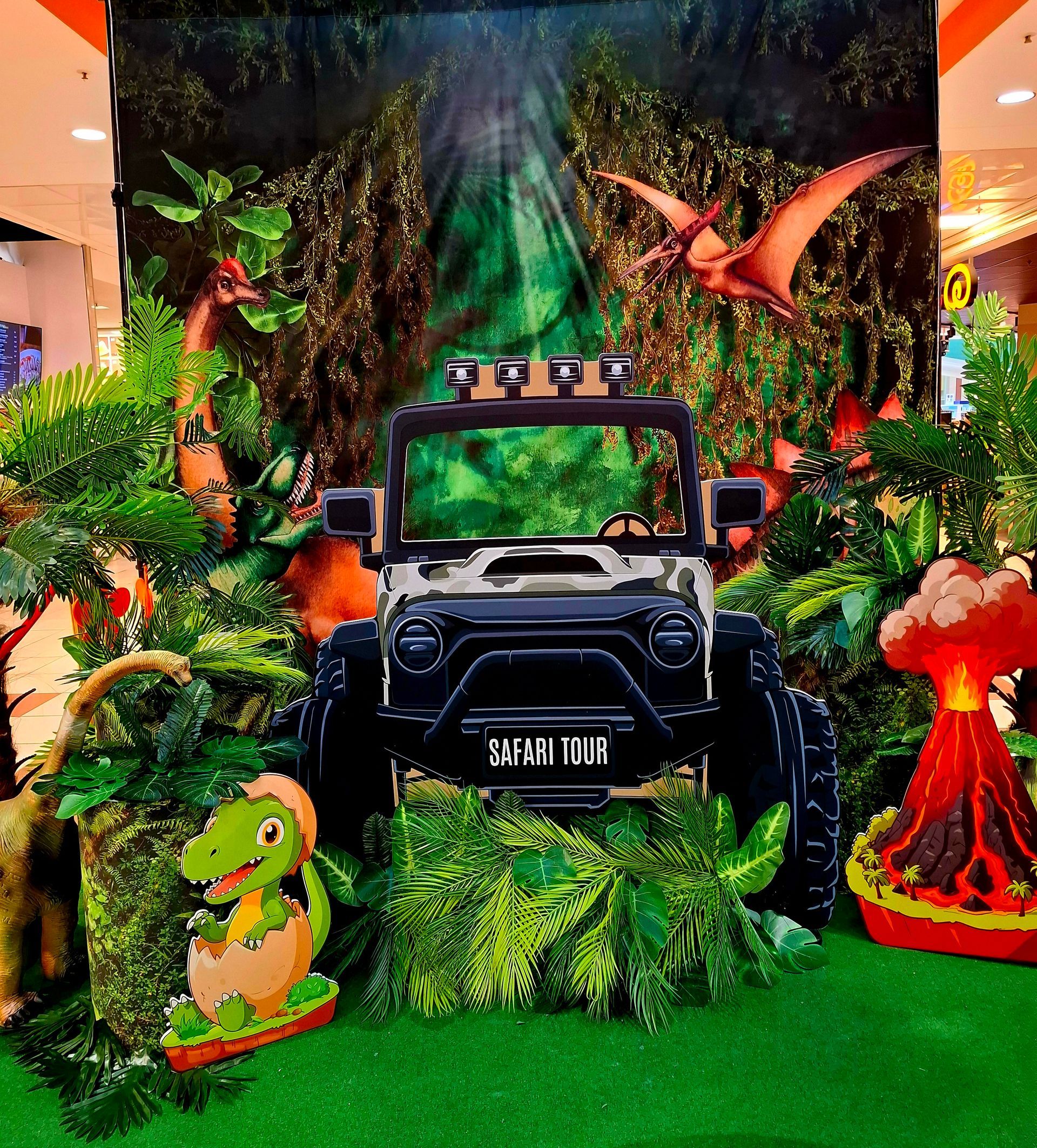 Kleine Entdecker beim Dino-Forscher-Abenteuer während einer Abenteuer-Kinderparty im Raum Frankfurt