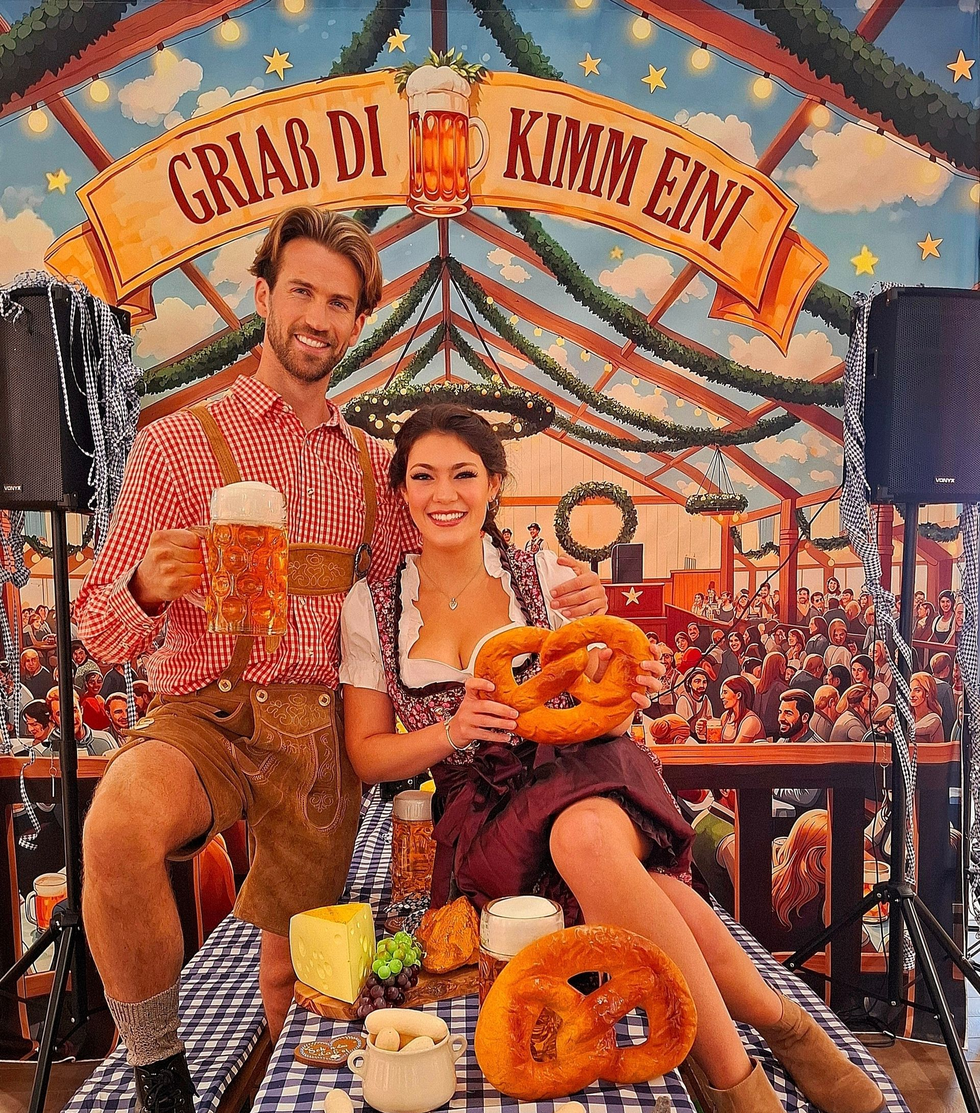 Traditioneller Eyecatcher am Messestand: Zünftige bayerische Models begleiten die interaktive Melkkuh-Mitmach-Station zur spielerischen Besucheraktivierung auf der Messe.