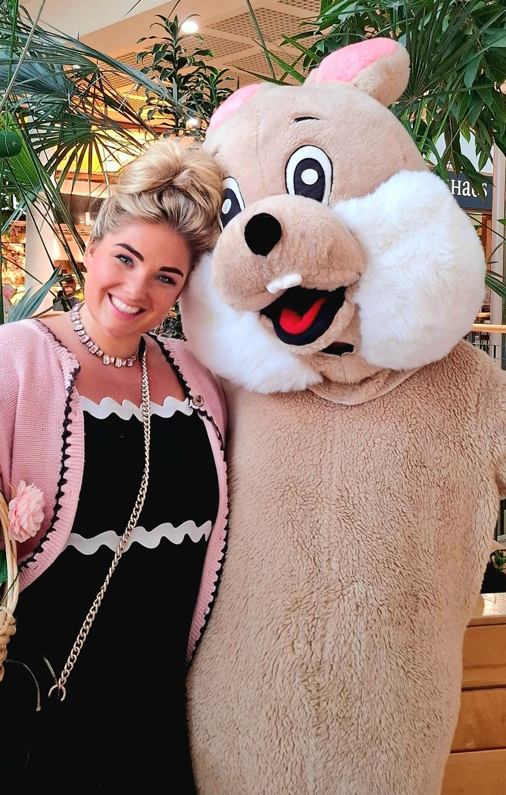 Professionelle Osterhasenvermittlung durch die Agentur Candy Stars – hochwertige Walking Acts für Shopping Center und Messen.
