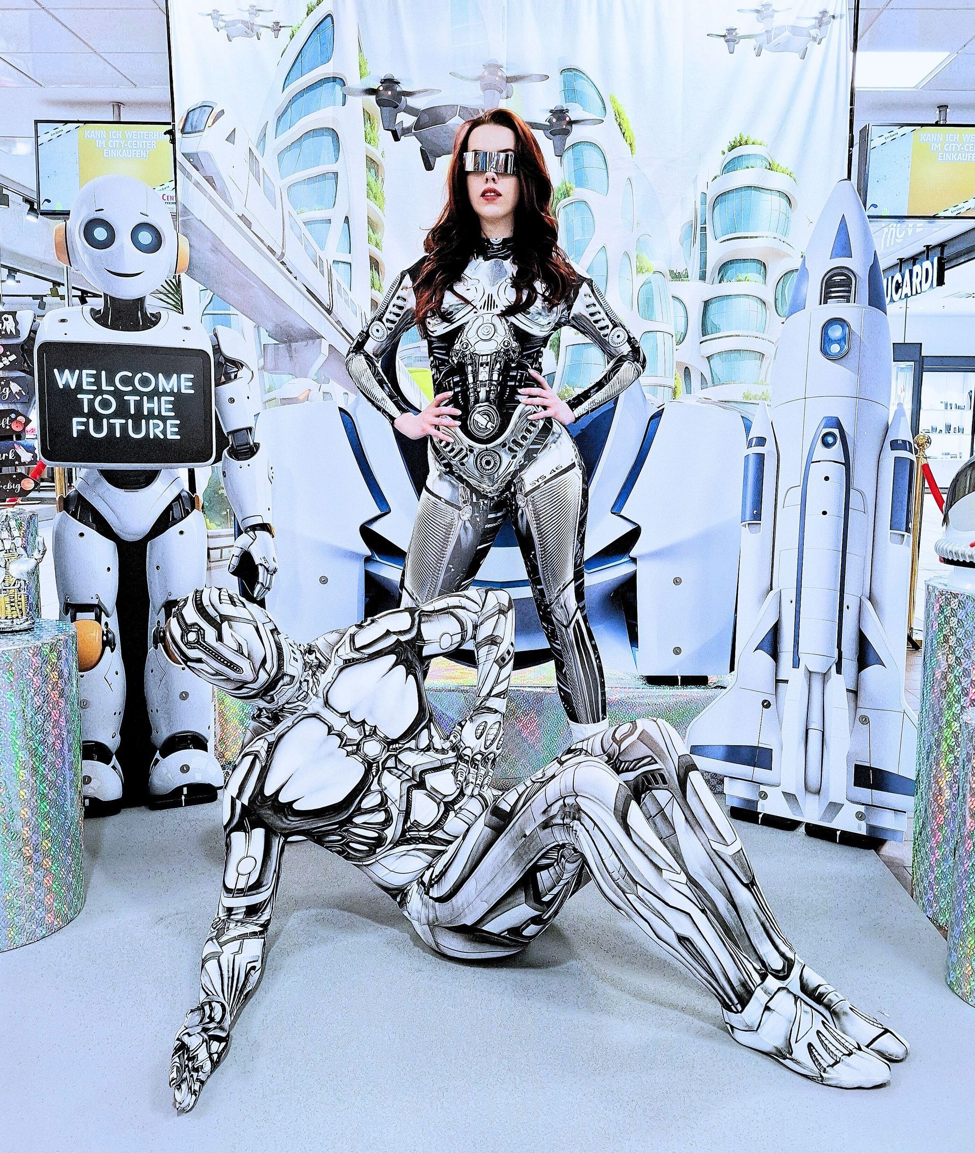 Moderner Roboter-Models als Walking Act der Agentur Candy Stars - interaktives Highlight auf einem Mitarbeiterfest zur Schaffung einer zukunftsorientierten Erlebniswelt.