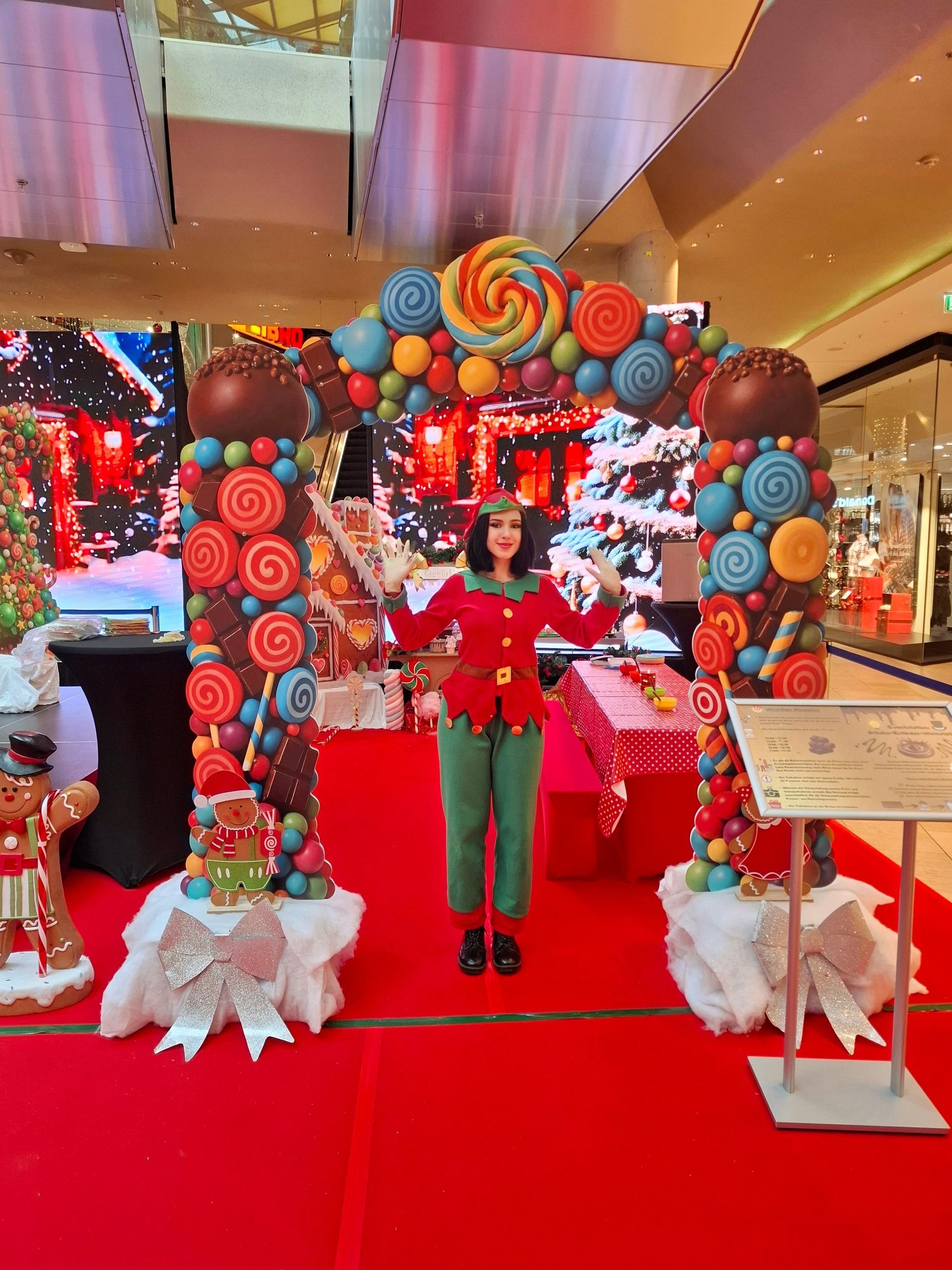 Erlebniswelt Weihnachten Eingangsbogen mit individuellem Branding Event Dekoration Shopping Center