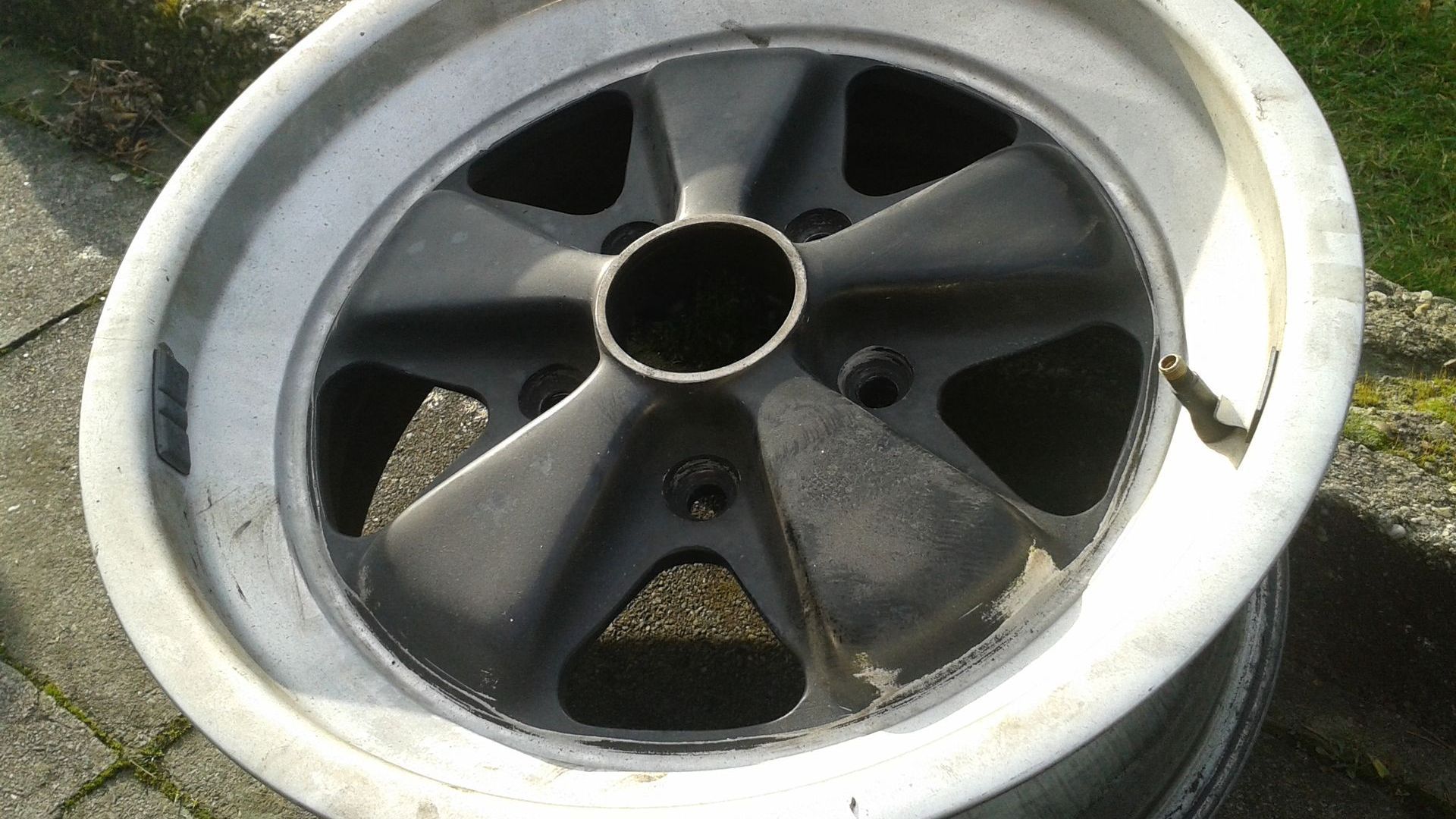 Porsche Fuchs Felge vor der Restauration