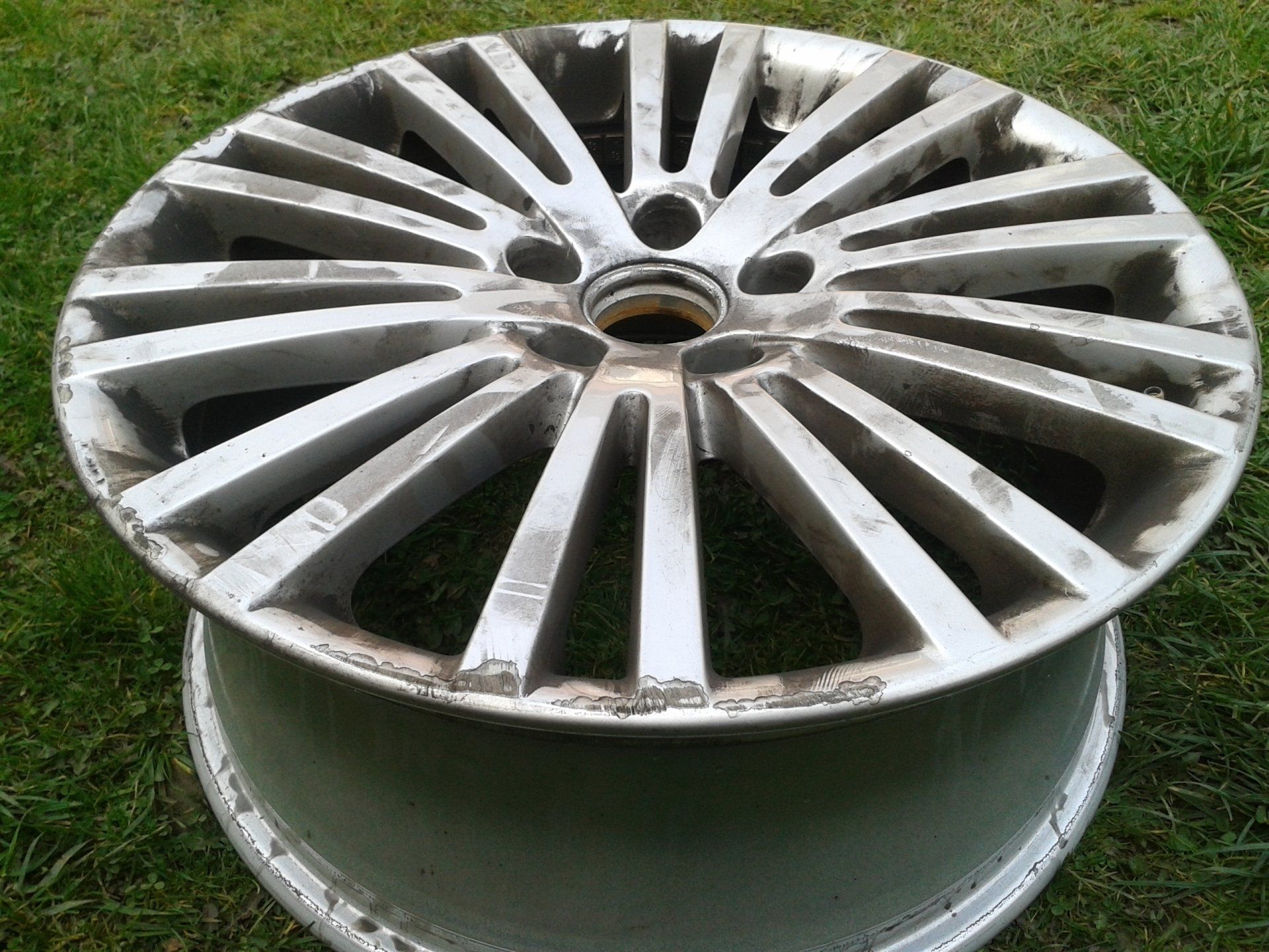 Golf R32 Felge vor der Instandsetzung