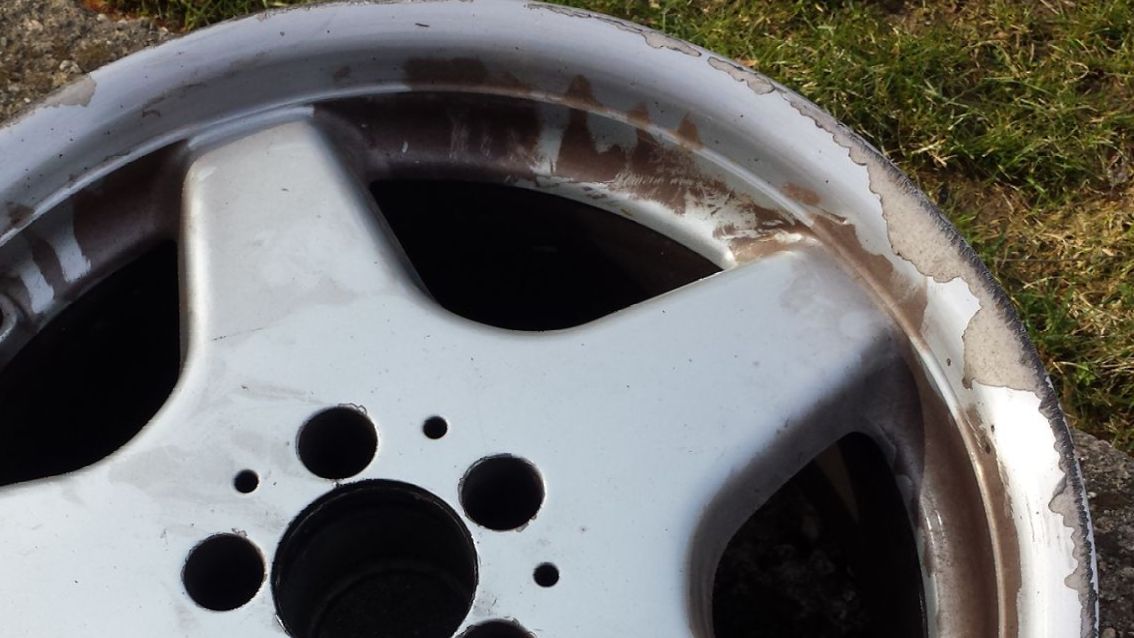 AMG Felge mit abgeblätterter Felgenbeschichtung AMG Felge mit abgeblätterter Felgenbeschichtung