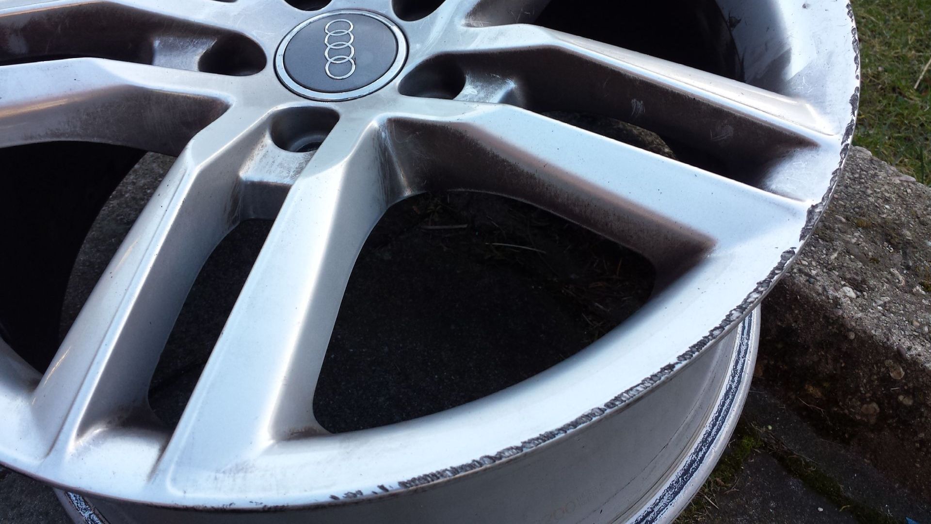 Audi Felge am Felgenrand beschädigt Audi Felge am Felgenrand beschädigt