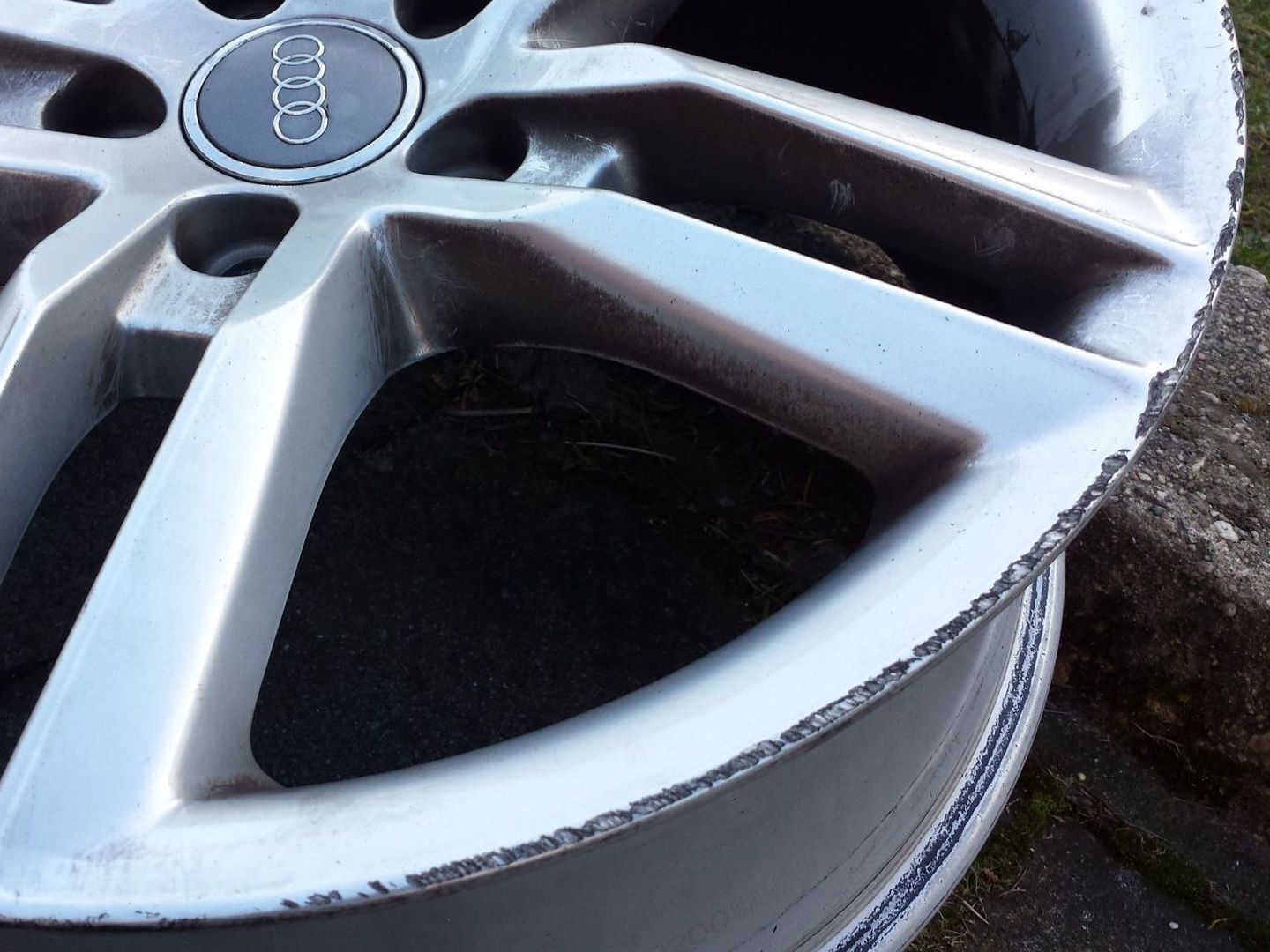 Audi Felge am Felgenrand beschädigt Audi Felge am Felgenrand beschädigt