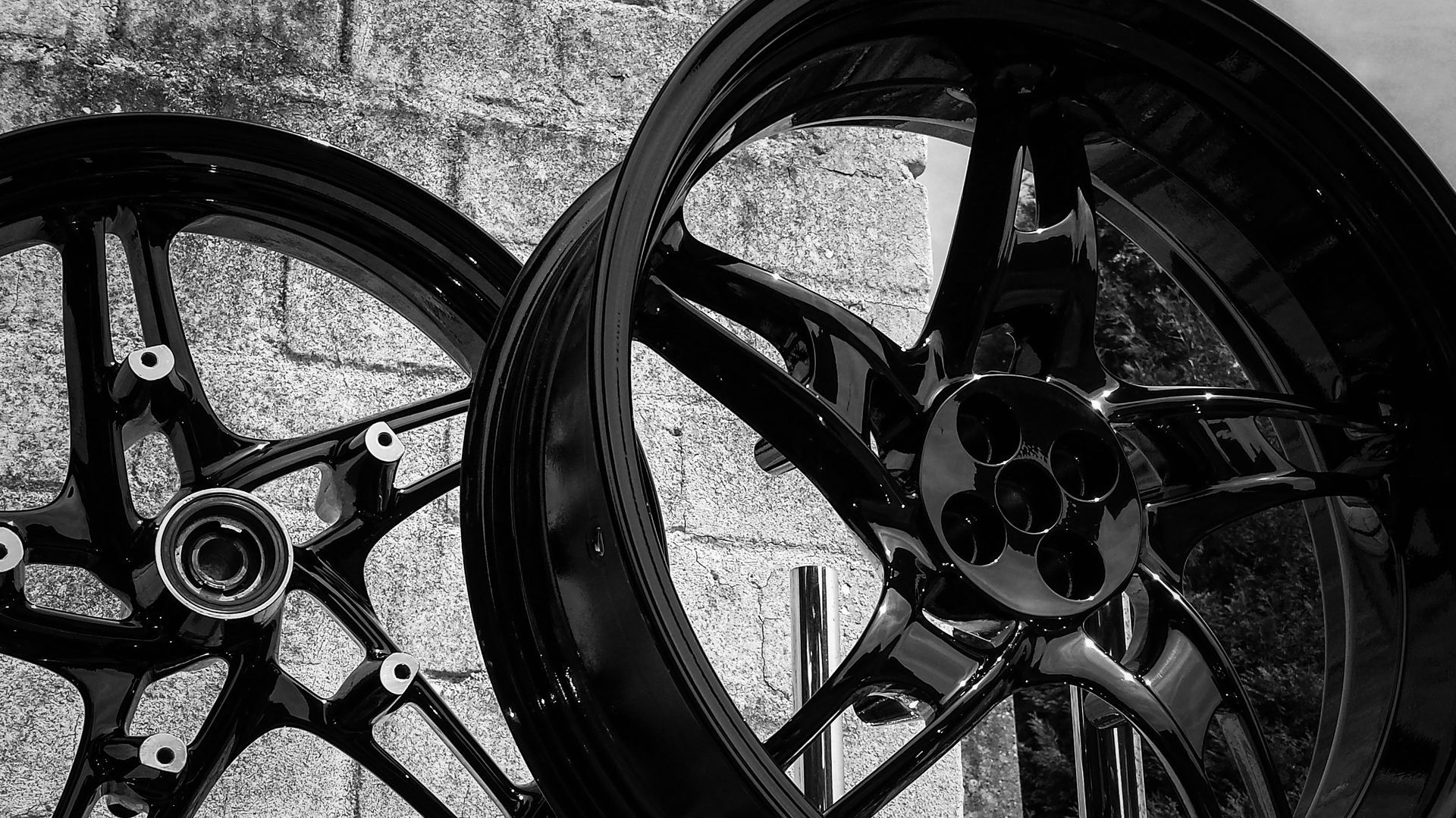 Motorradfelgen schwarz lackieren